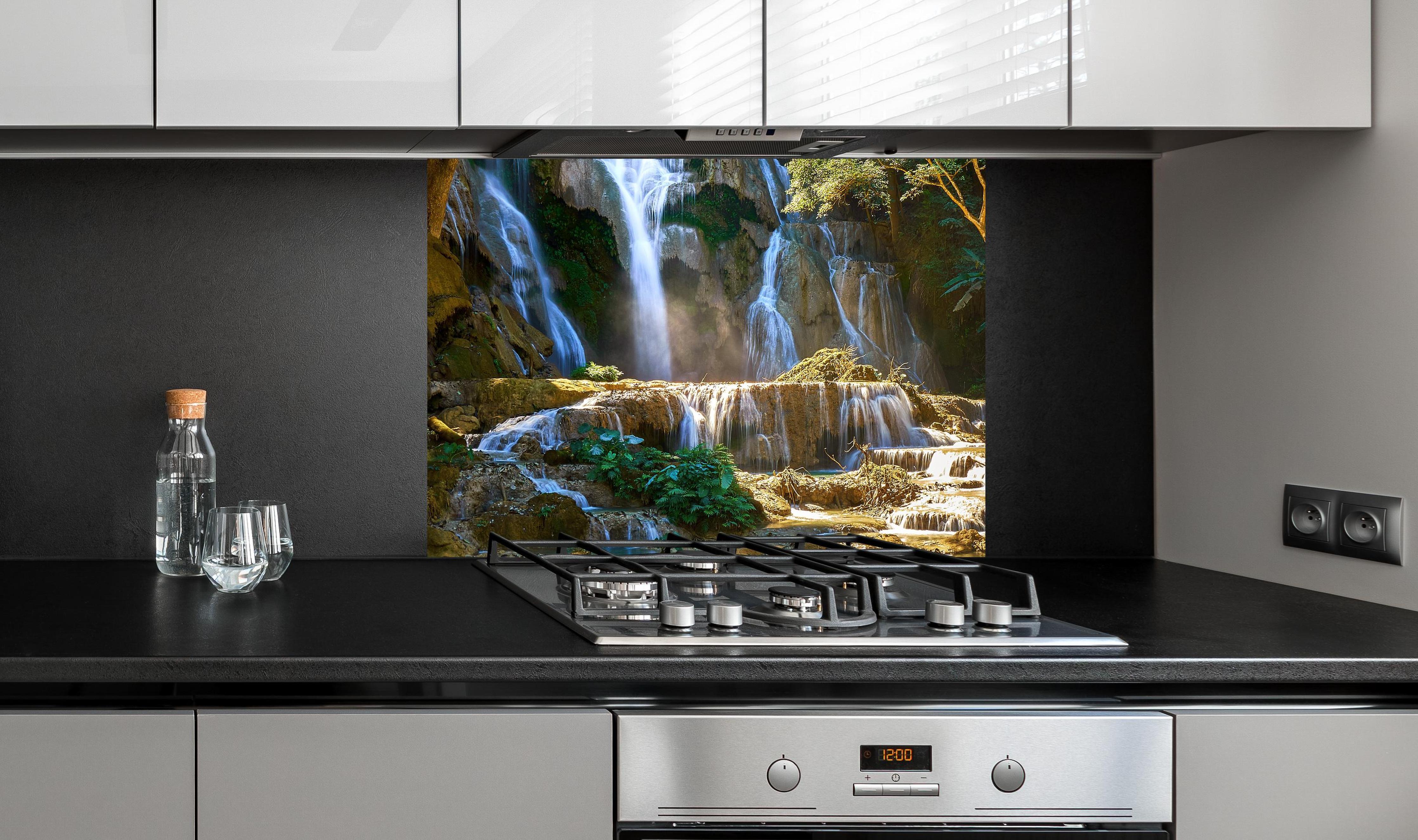 Spritzschutz - Atemberaubender Wasserfall in Laos an edler Anthrazit-Wand hinter silbernem Gasherd