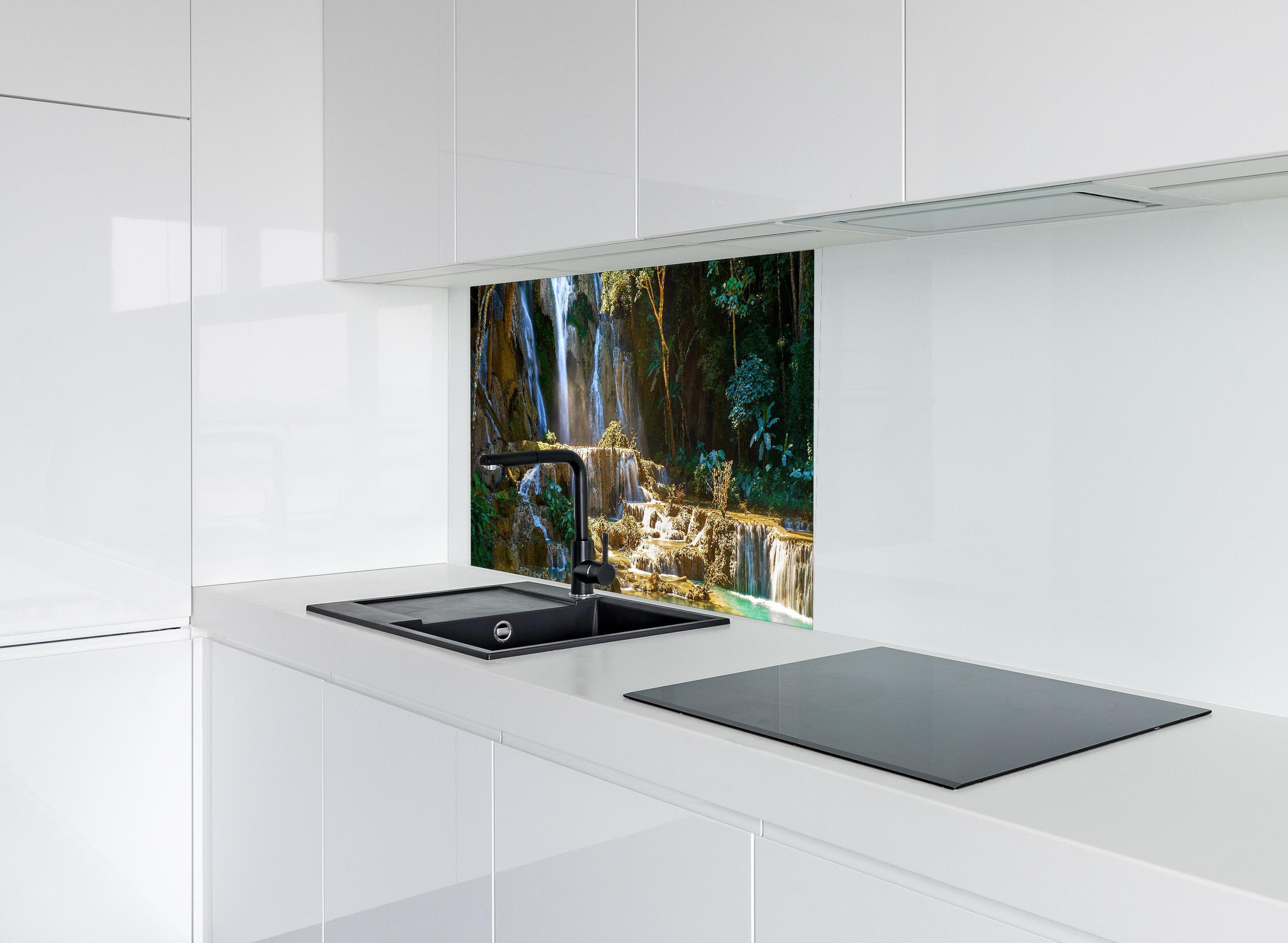 Spritzschutz - Atemberaubender Wasserfall in Laos hinter modernem schwarz-matten Spülbecken in weißer Hochglanz-Küche