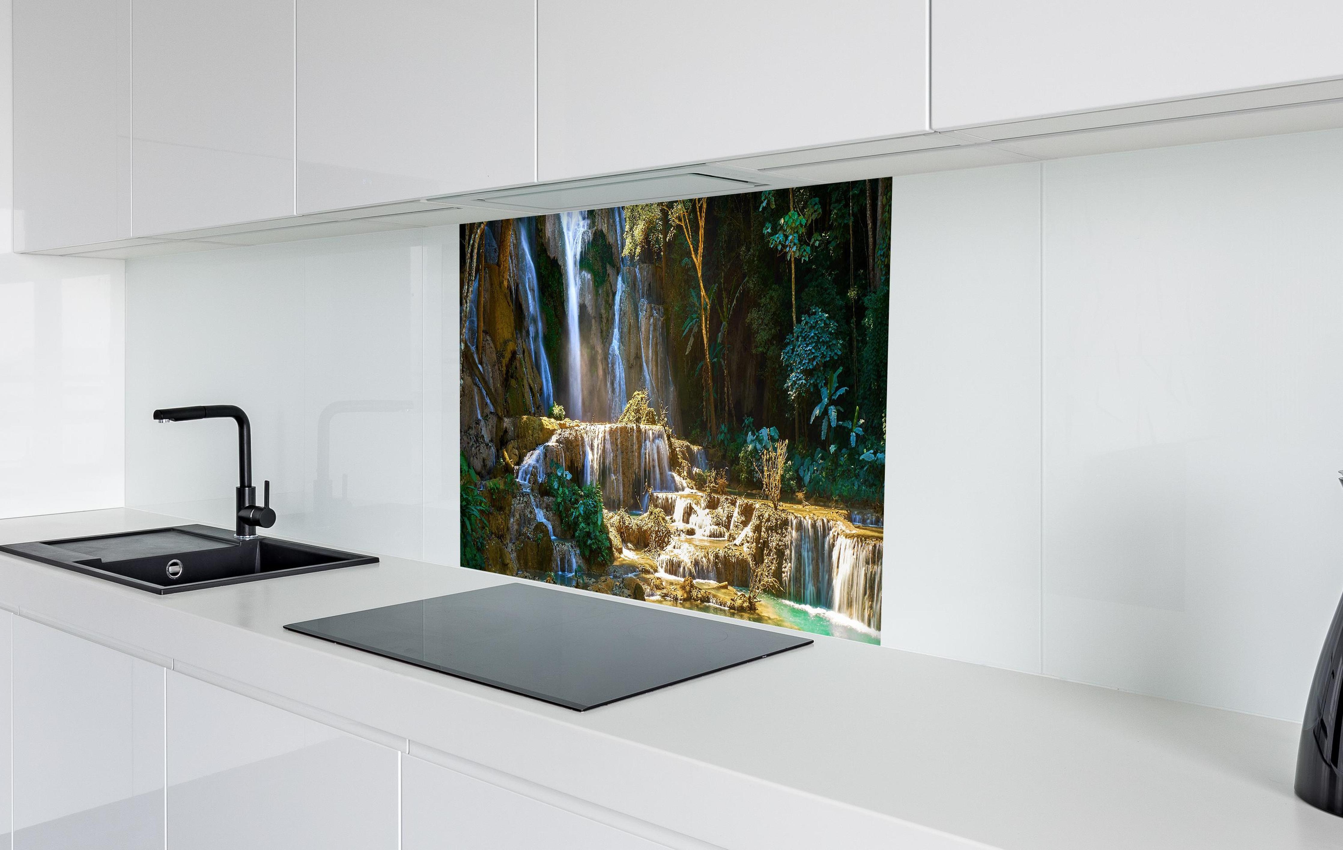 Spritzschutz - Atemberaubender Wasserfall in Laos in weißer Hochglanz-Küche hinter einem Cerankochfeld
