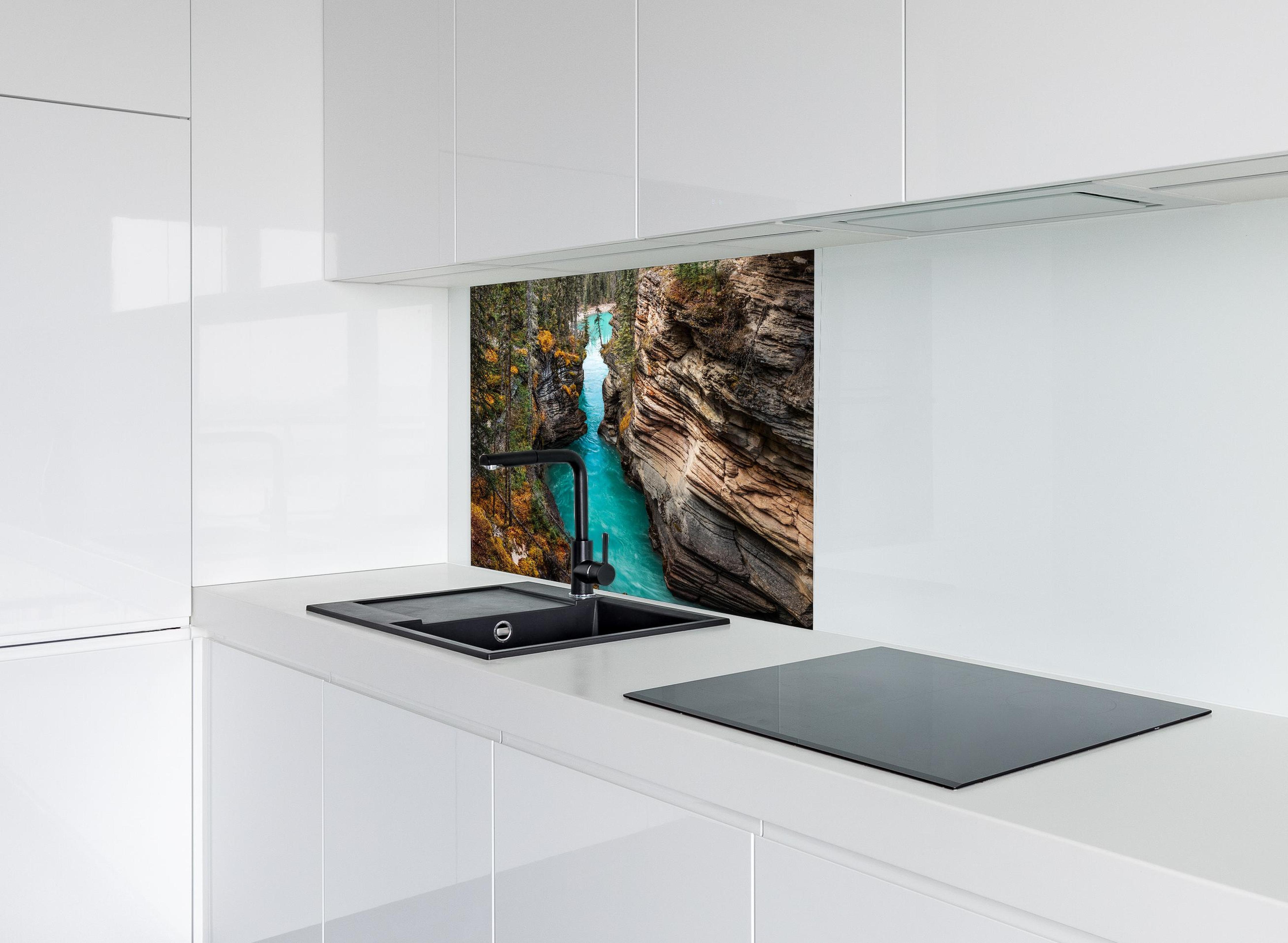 Spritzschutz - Athabasca Wasserfälle - Kanada hinter modernem schwarz-matten Spülbecken in weißer Hochglanz-Küche