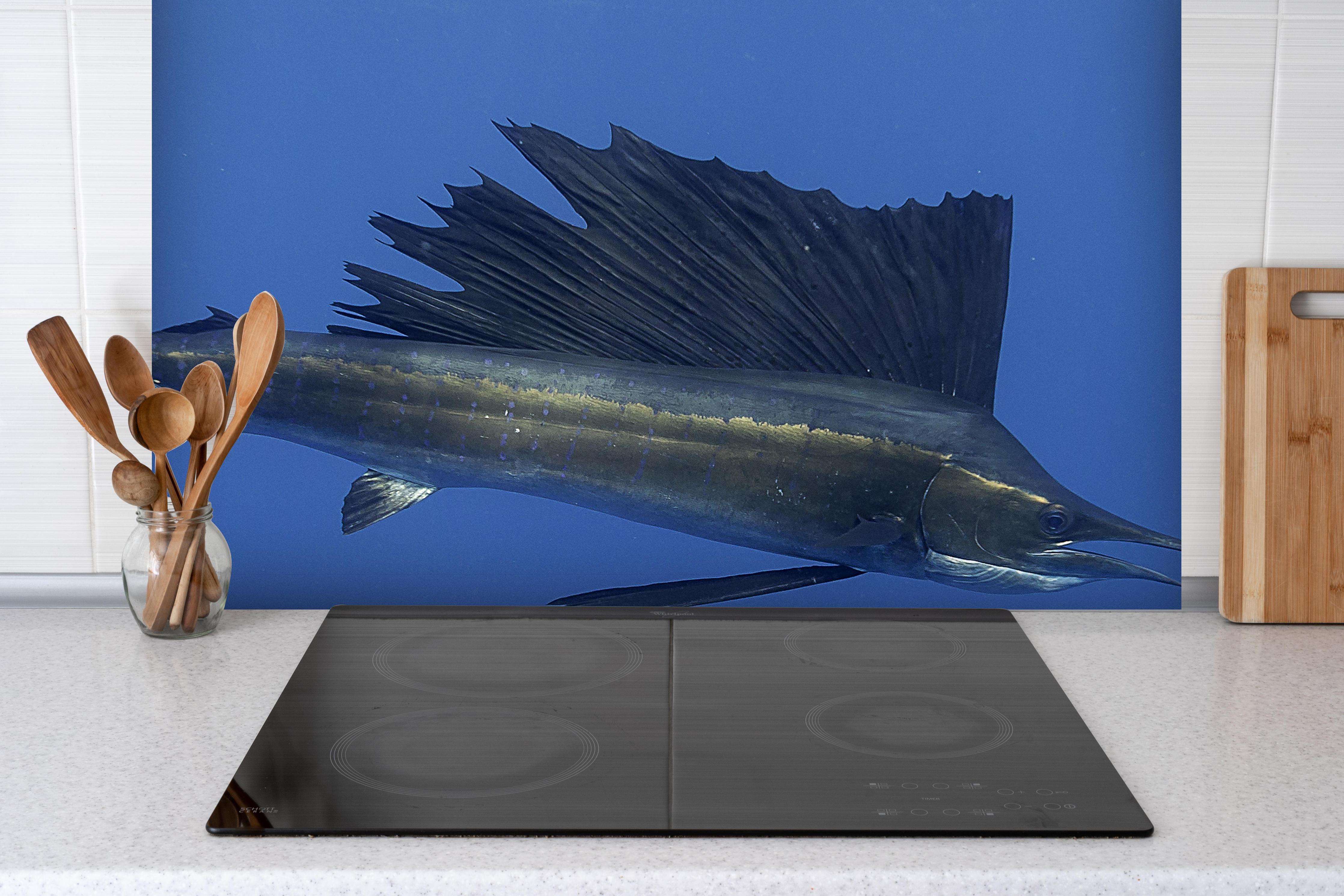 Spritzschutz - Atlantischer Segelfisch vor Küste Mexico hinter einem Cerankochfeld zwischen Holz-Kochutensilien