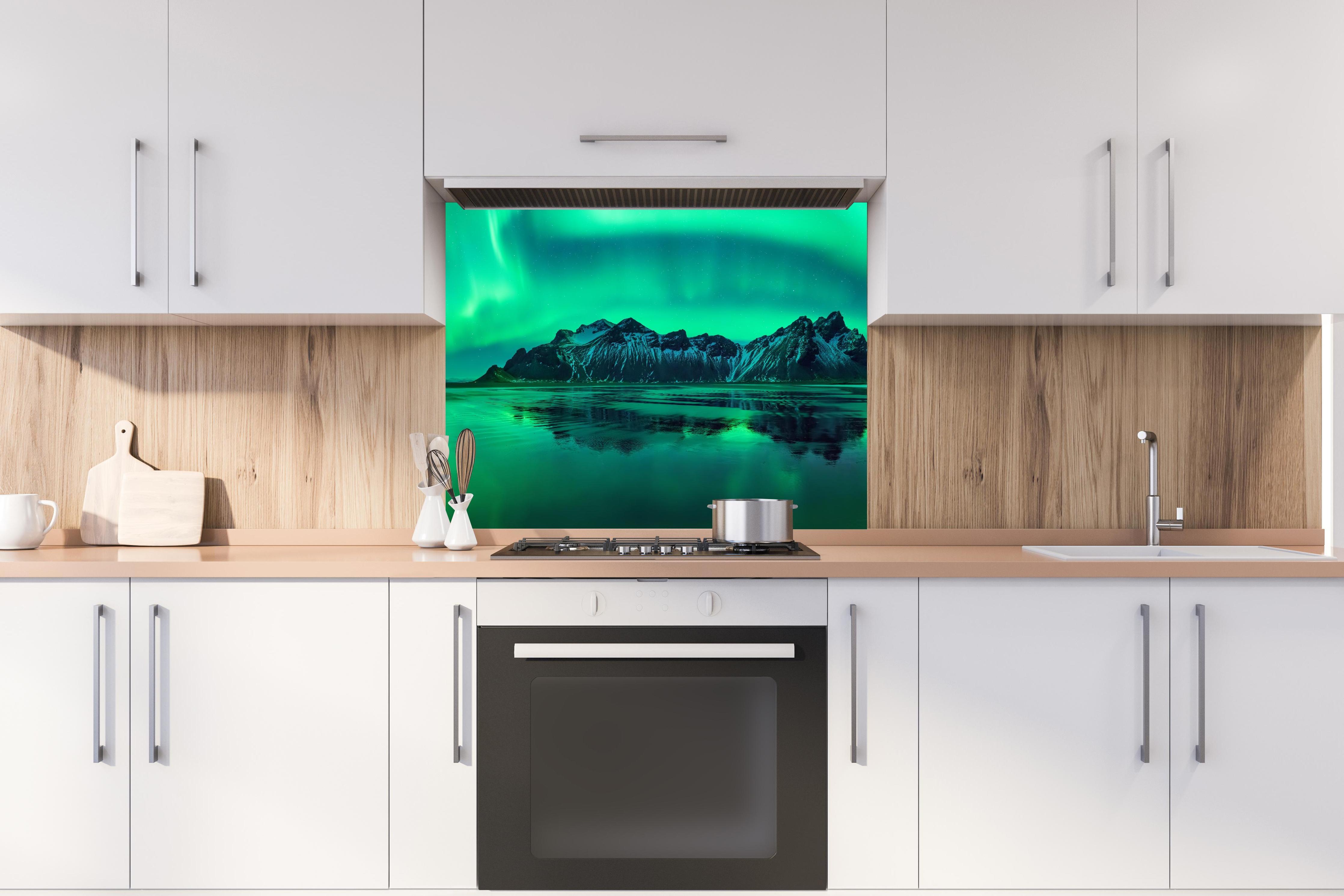 Spritzschutz - Aurora Stokksnes - Island hinter stilvollem Gasherd unter Dunstabzugshaube