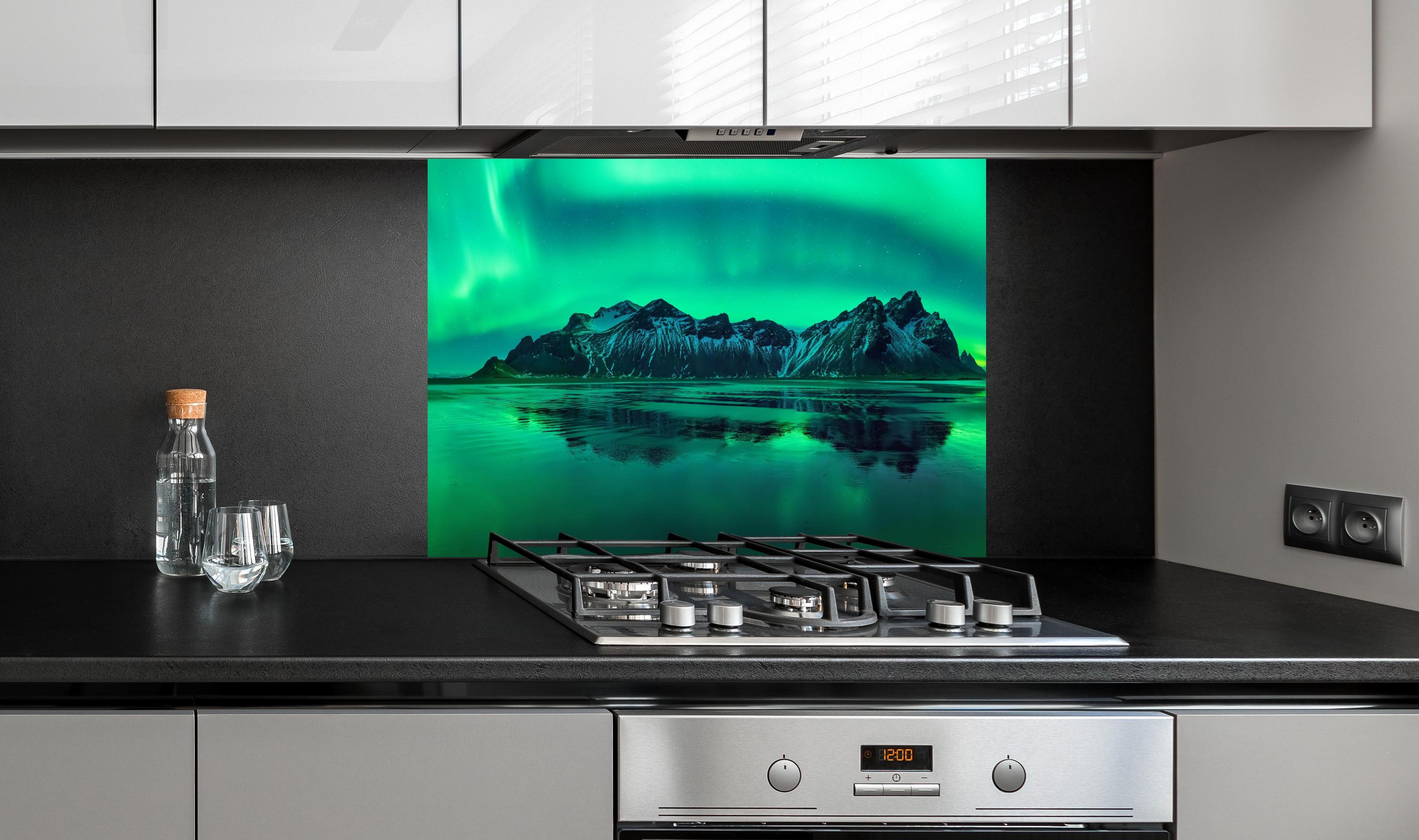 Spritzschutz - Aurora Stokksnes - Island an edler Anthrazit-Wand hinter silbernem Gasherd