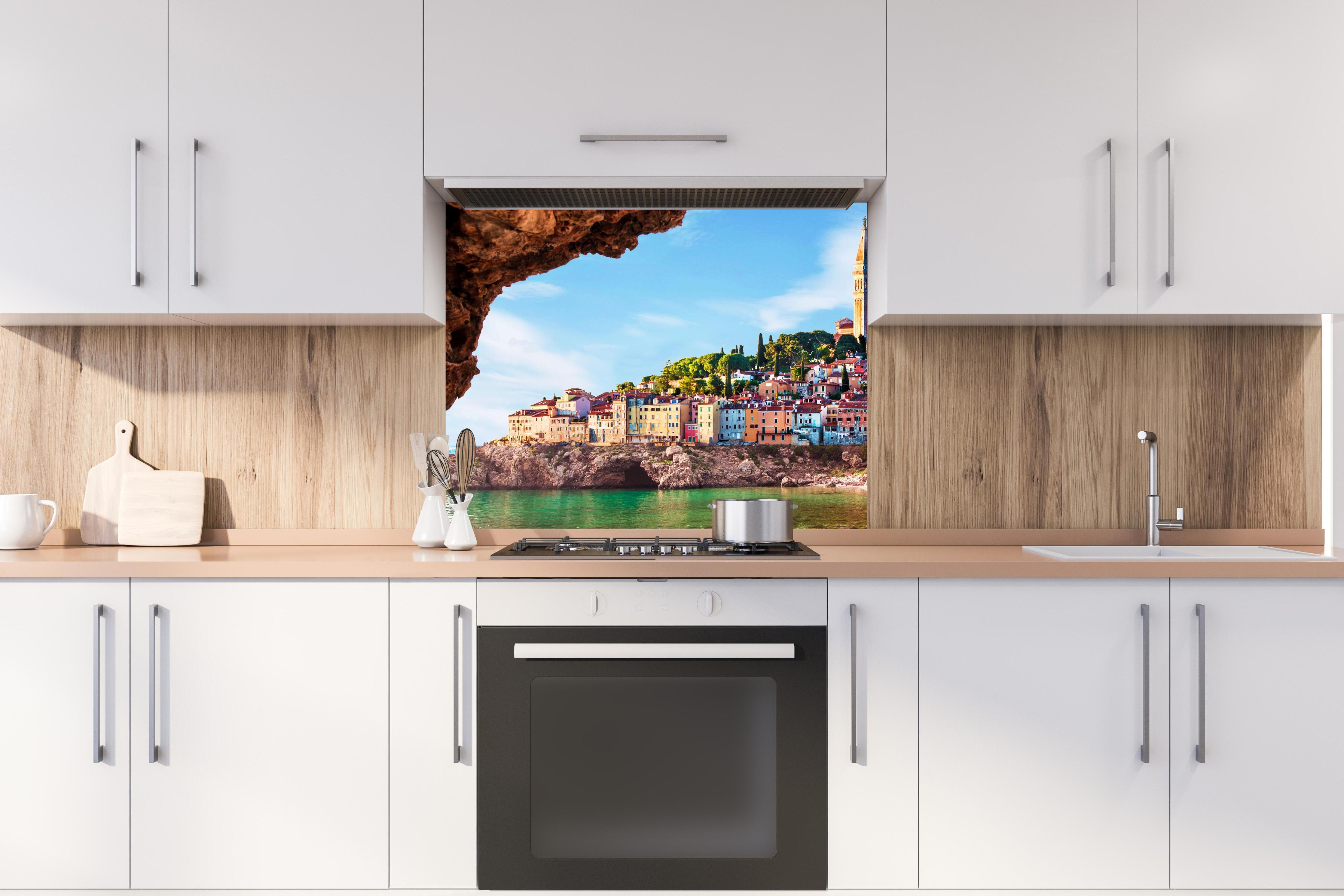 Spritzschutz - Außergewöhnlicher Blick auf alte Uhr in Piran hinter stilvollem Gasherd unter Dunstabzugshaube