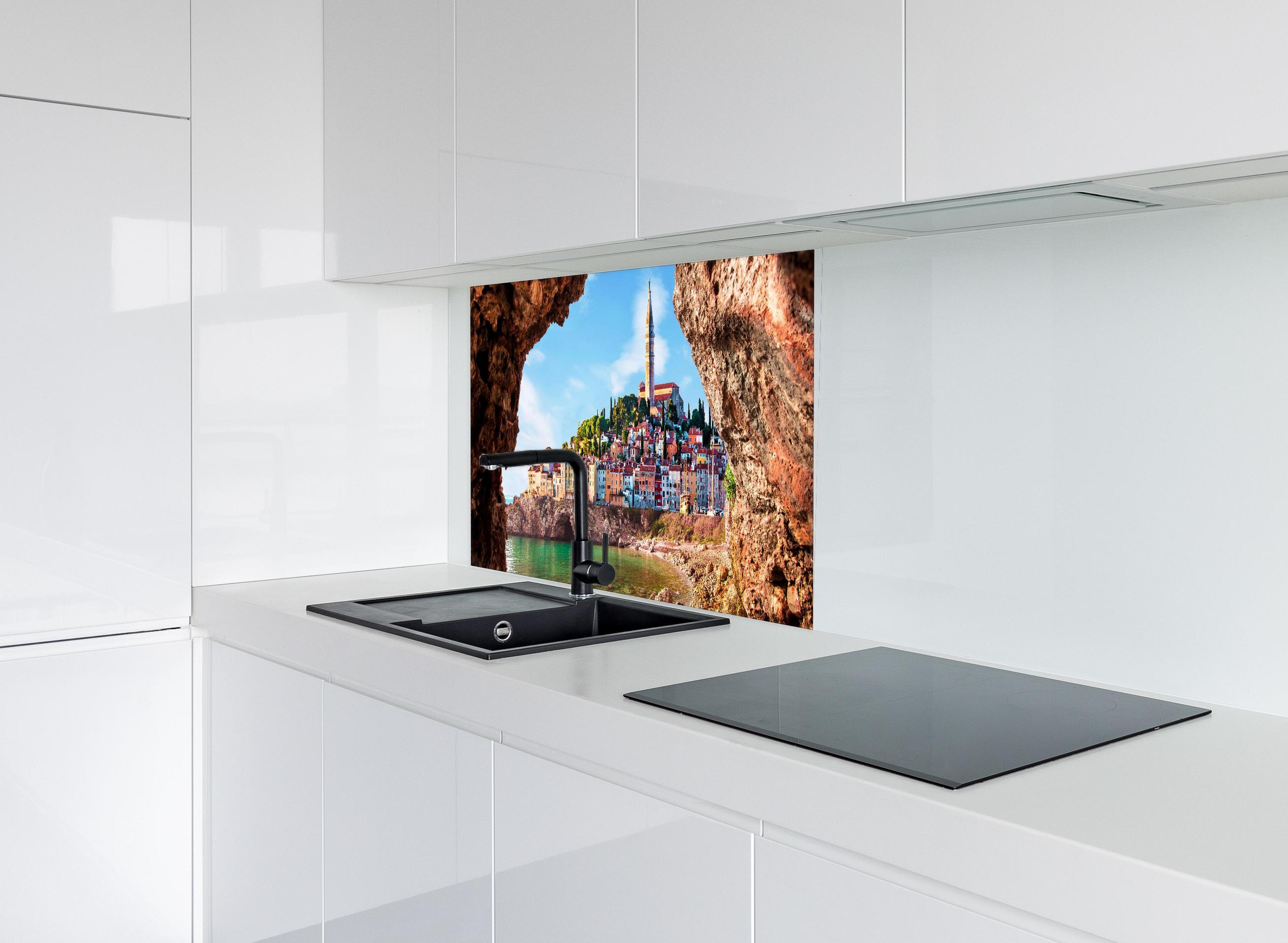 Spritzschutz - Außergewöhnlicher Blick auf alte Uhr in Piran hinter modernem schwarz-matten Spülbecken in weißer Hochglanz-Küche