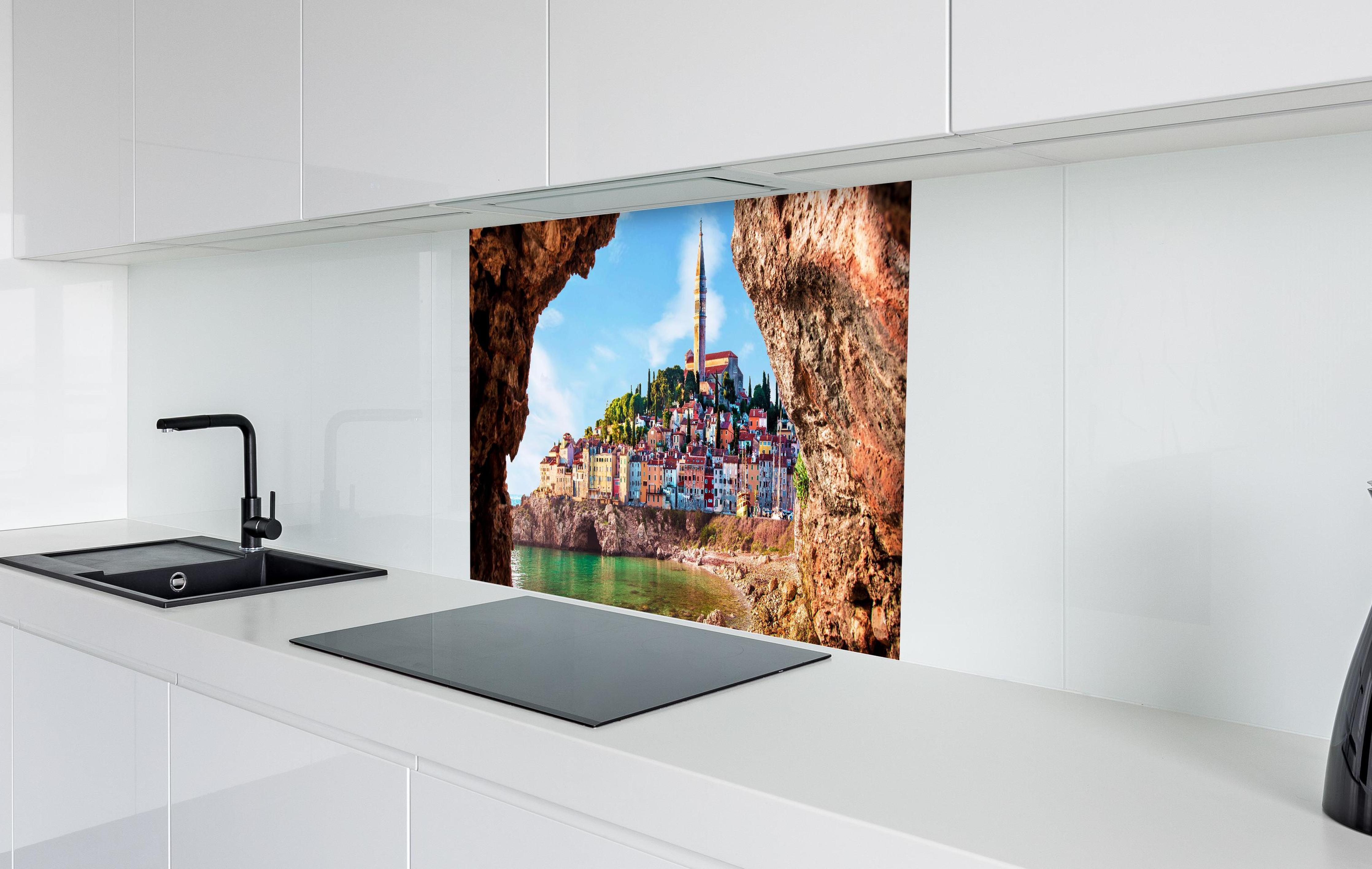 Spritzschutz - Außergewöhnlicher Blick auf alte Uhr in Piran in weißer Hochglanz-Küche hinter einem Cerankochfeld