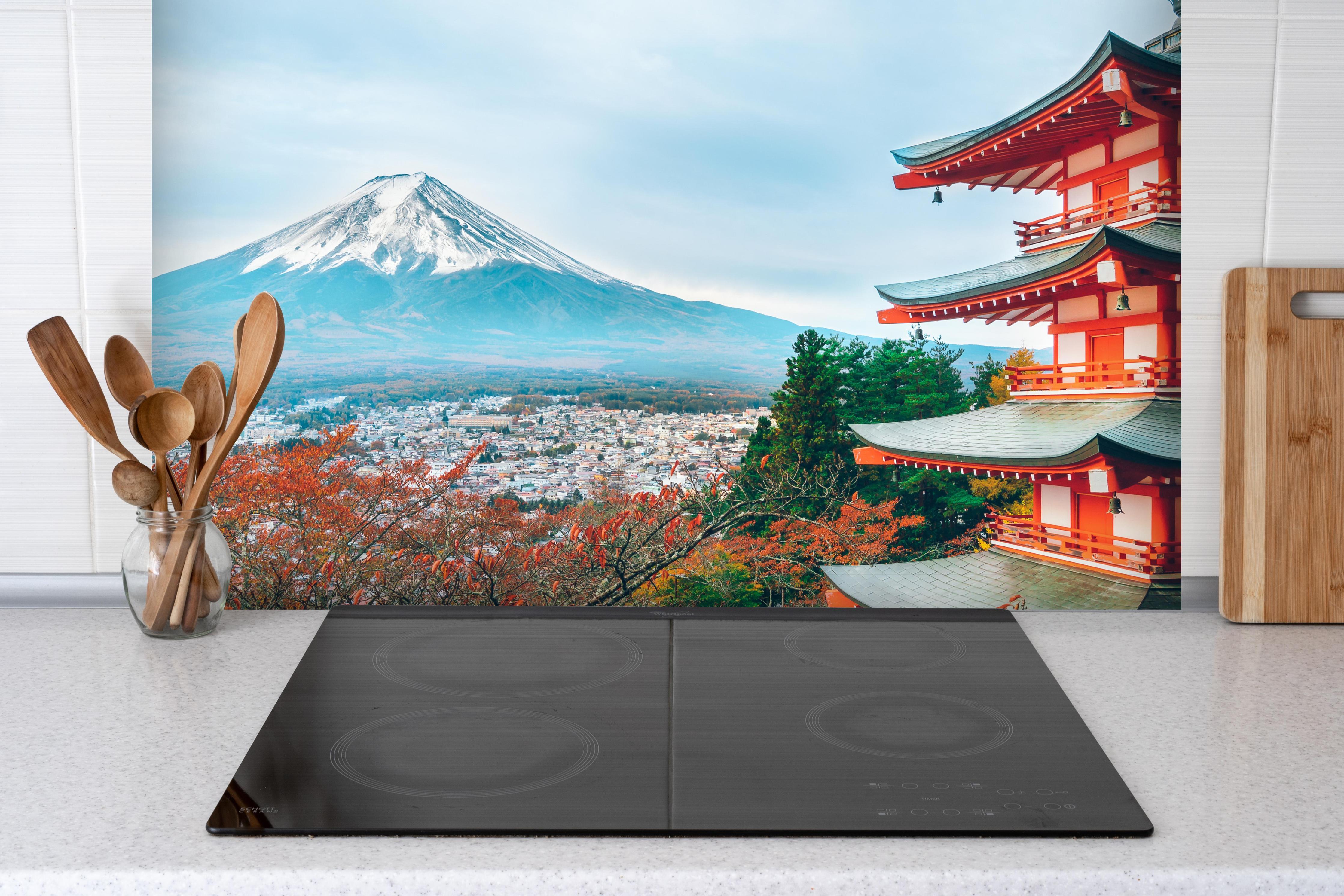 Spritzschutz - Aussicht auf Berg Fuji hinter einem Cerankochfeld zwischen Holz-Kochutensilien