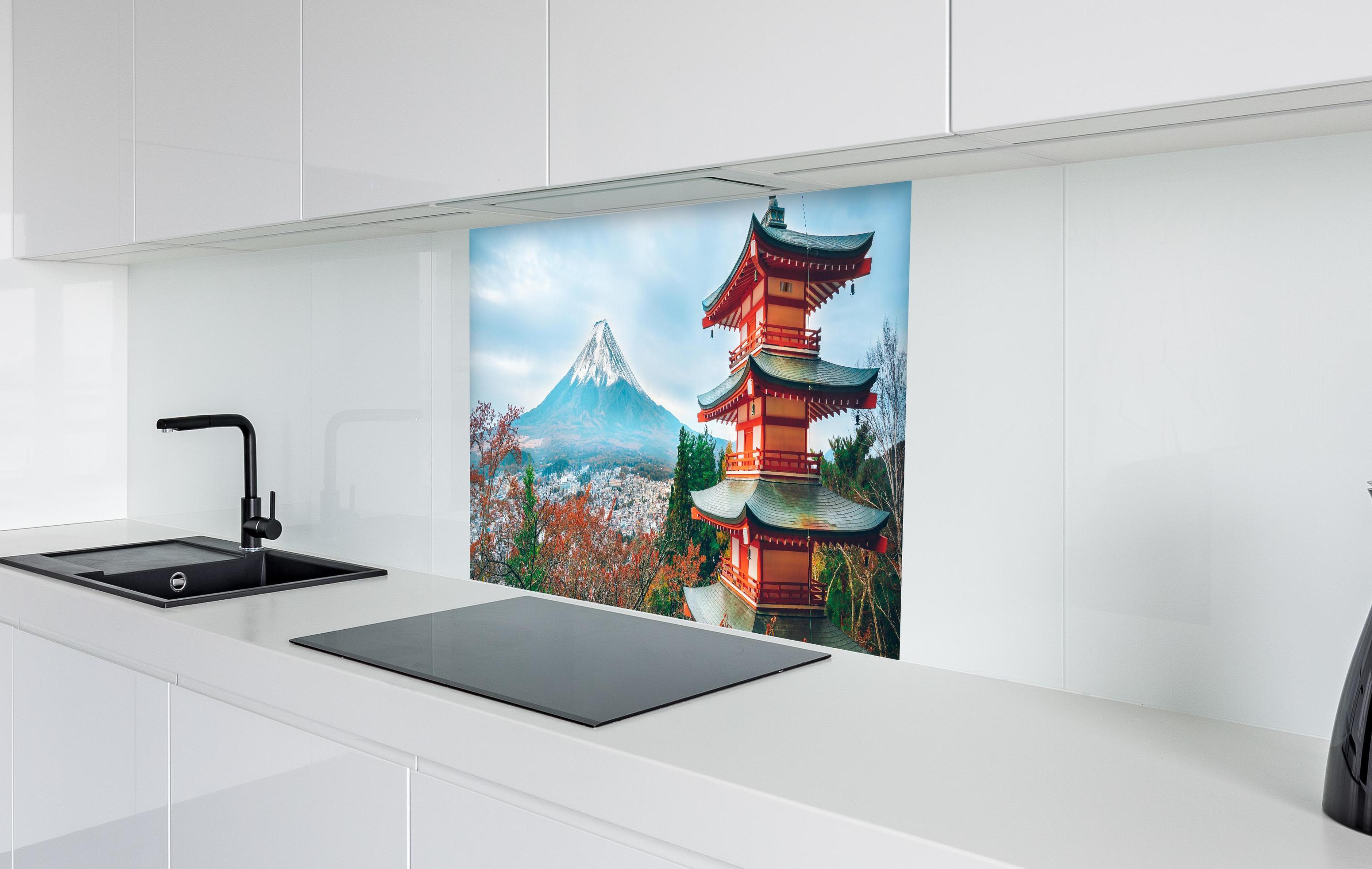Spritzschutz - Aussicht auf Berg Fuji in weißer Hochglanz-Küche hinter einem Cerankochfeld