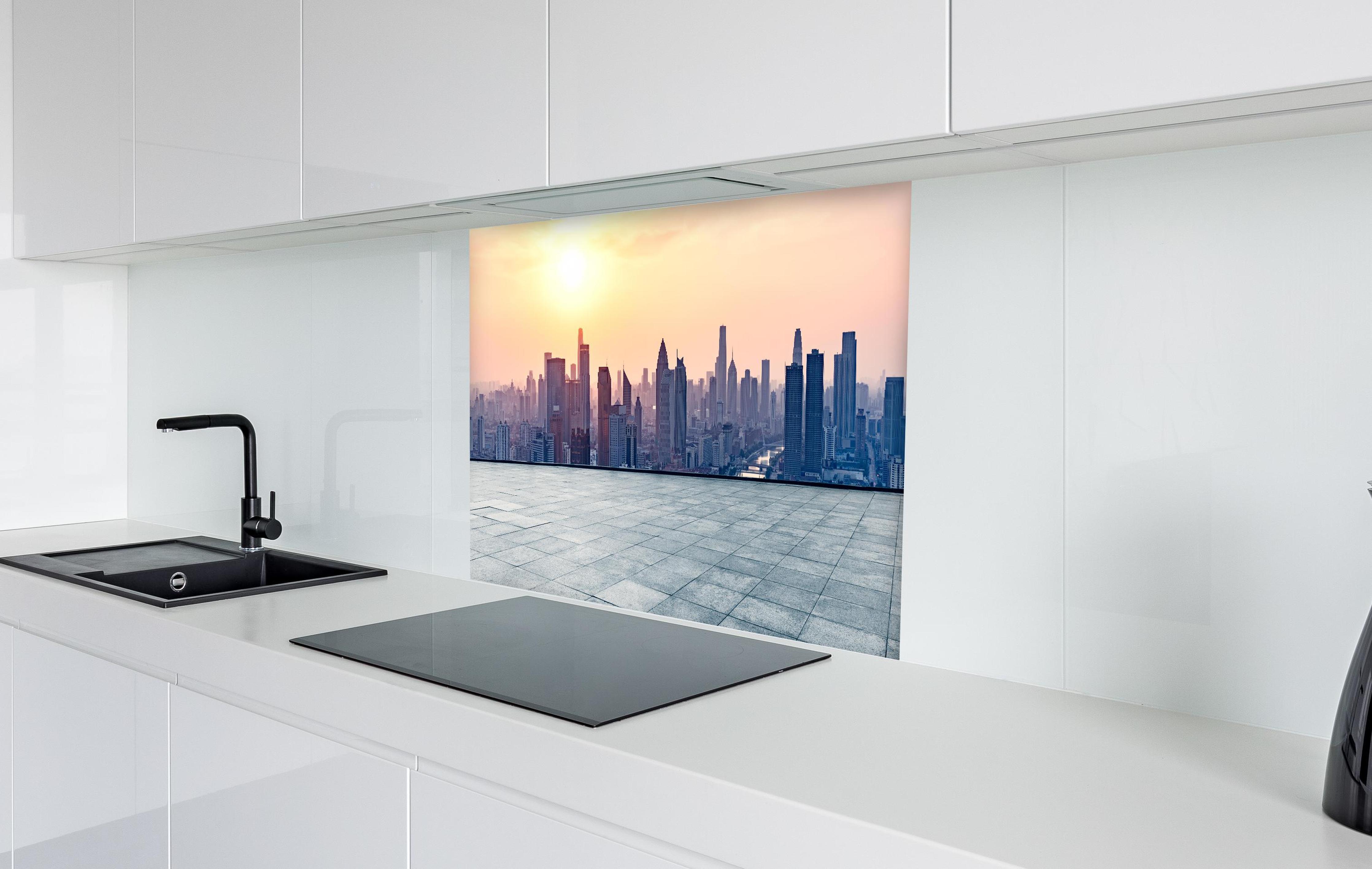 Spritzschutz - Aussicht auf die Skyline von Tianjin in weißer Hochglanz-Küche hinter einem Cerankochfeld