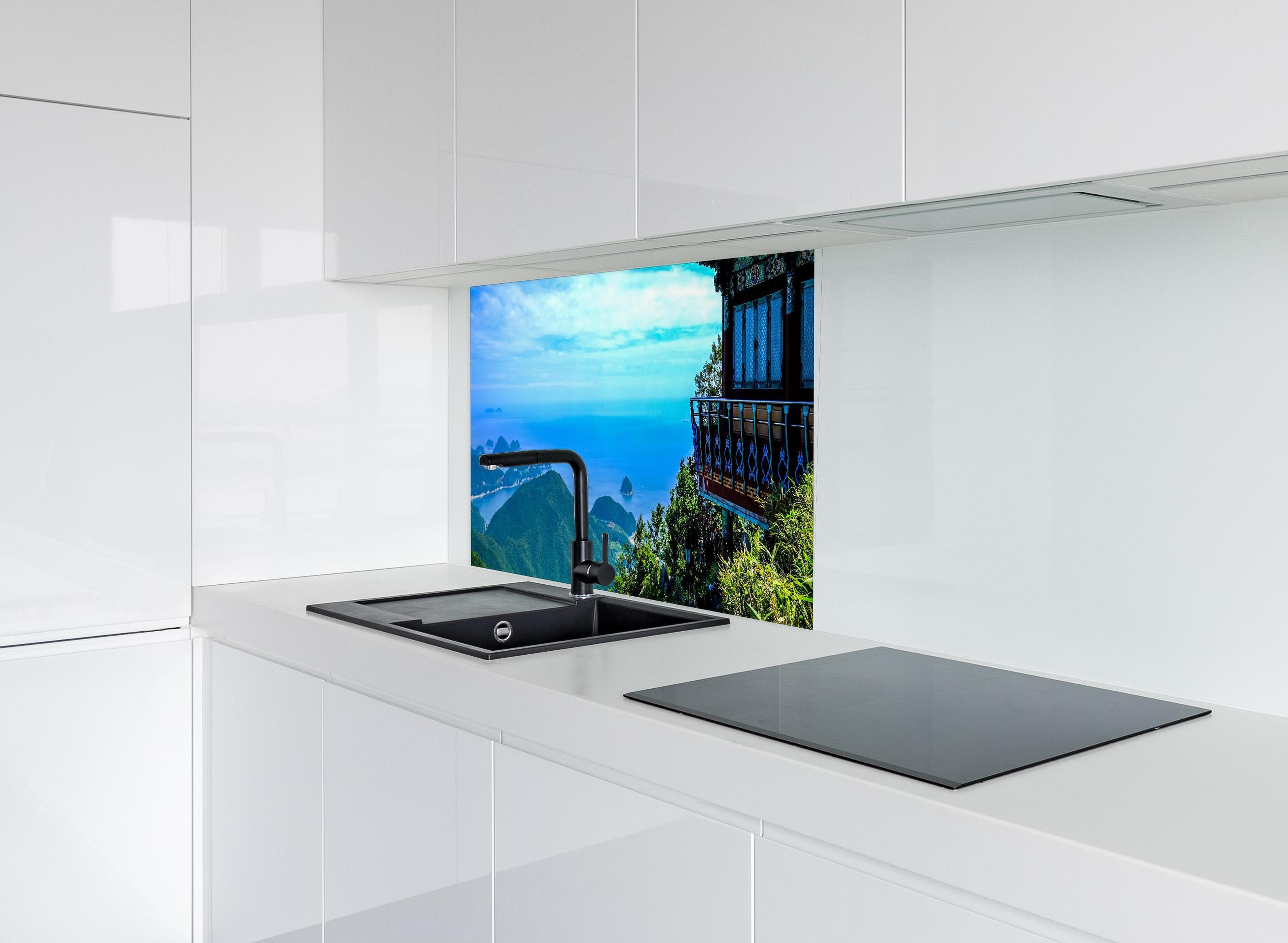 Spritzschutz - Aussicht eines Berges in Südkorea hinter modernem schwarz-matten Spülbecken in weißer Hochglanz-Küche