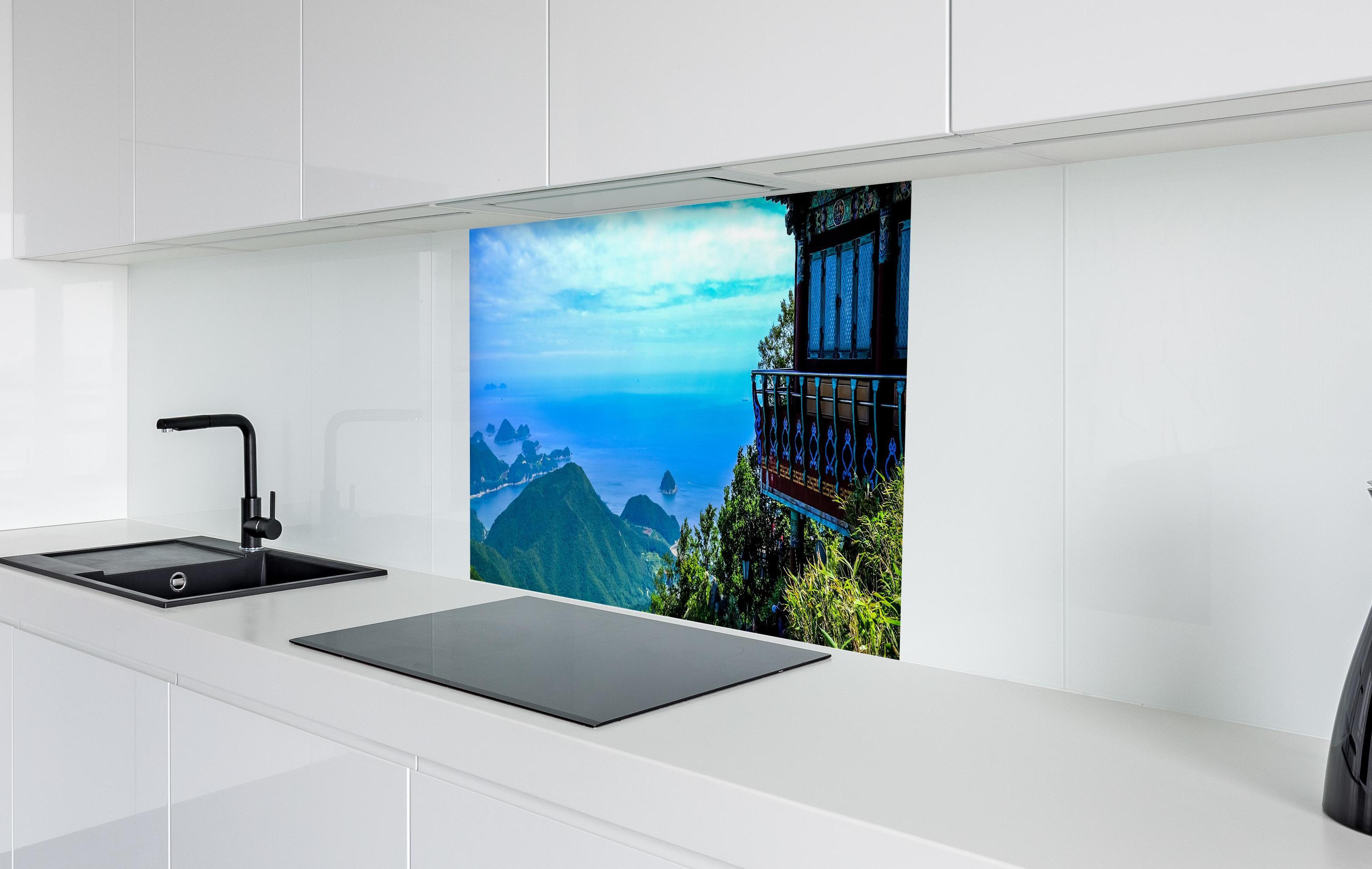 Spritzschutz - Aussicht eines Berges in Südkorea in weißer Hochglanz-Küche hinter einem Cerankochfeld
