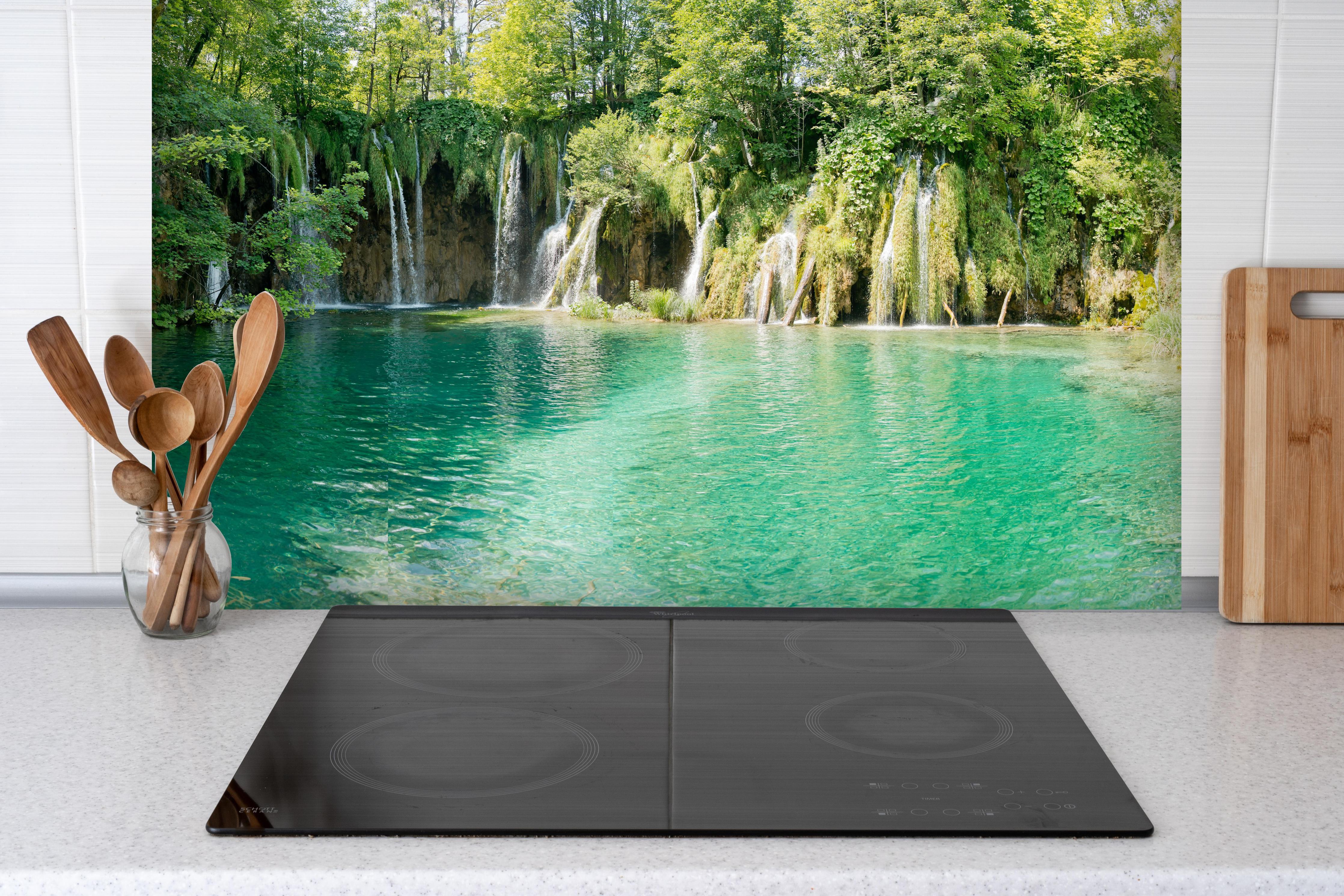 Spritzschutz - Aussicht im Nationalpark Plitvicer Seen - Kroatien hinter einem Cerankochfeld zwischen Holz-Kochutensilien