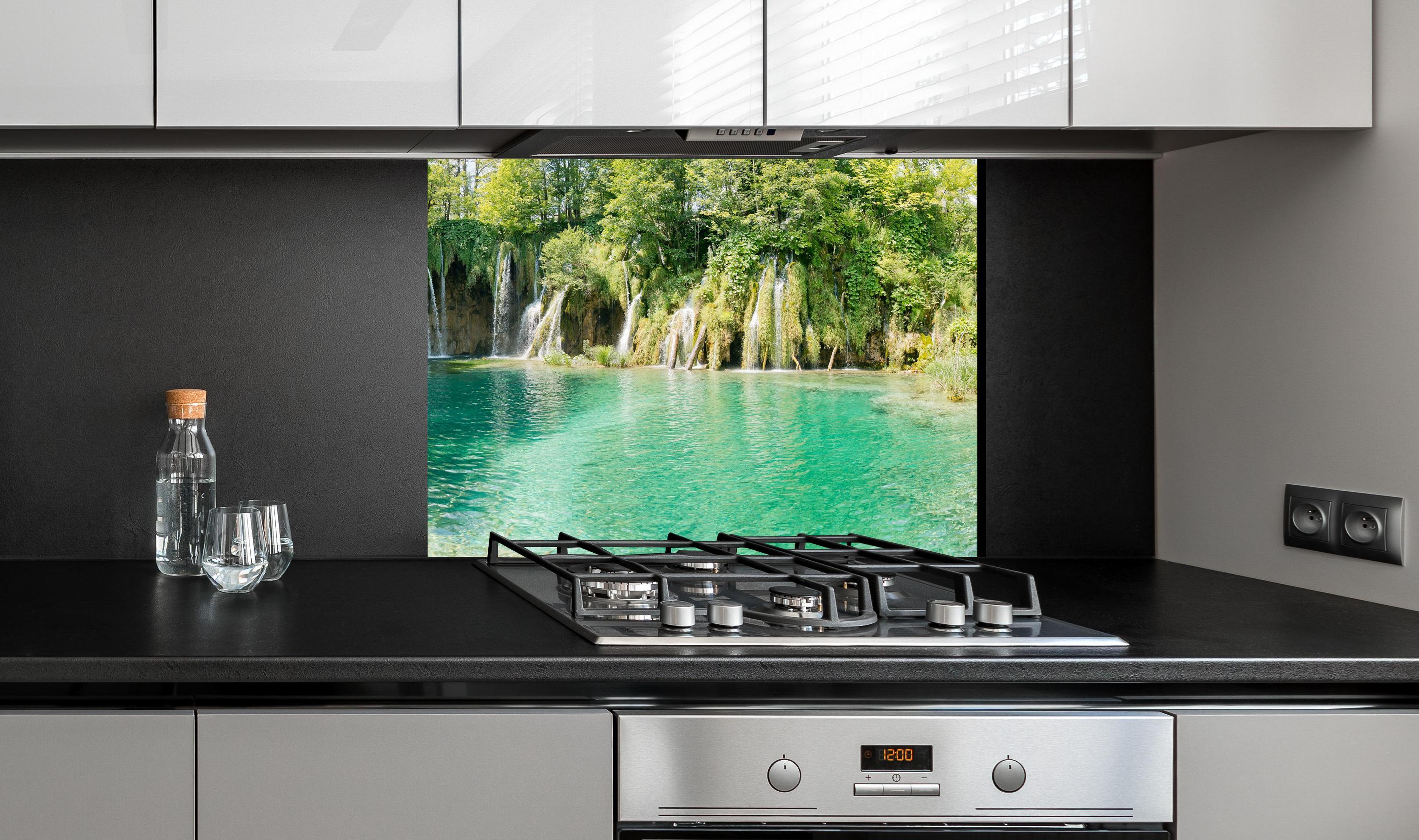 Spritzschutz - Aussicht im Nationalpark Plitvicer Seen - Kroatien an edler Anthrazit-Wand hinter silbernem Gasherd