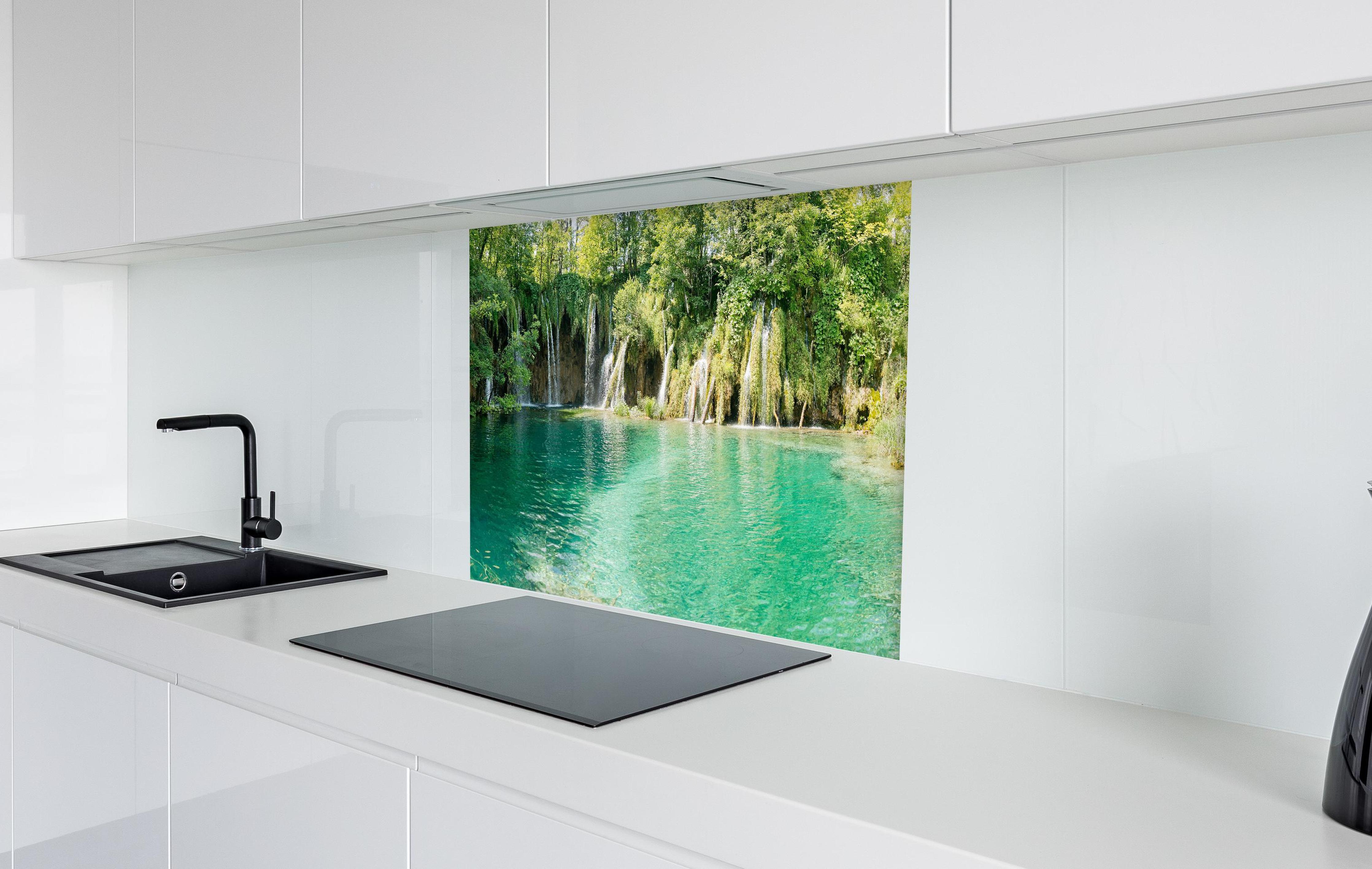 Spritzschutz - Aussicht im Nationalpark Plitvicer Seen - Kroatien in weißer Hochglanz-Küche hinter einem Cerankochfeld