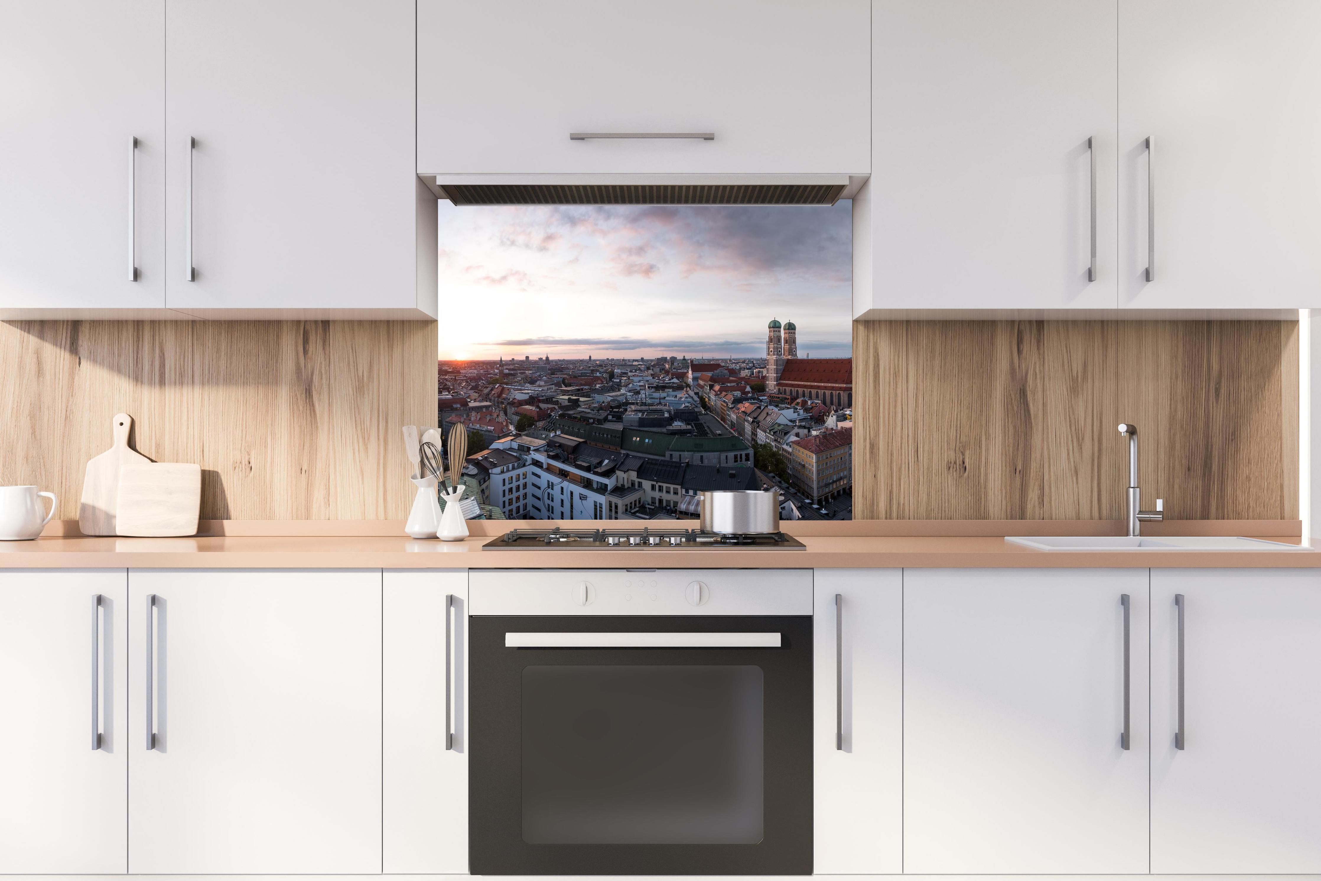 Spritzschutz - Aussicht über München mit Frauenkirche und Rathaus hinter stilvollem Gasherd unter Dunstabzugshaube