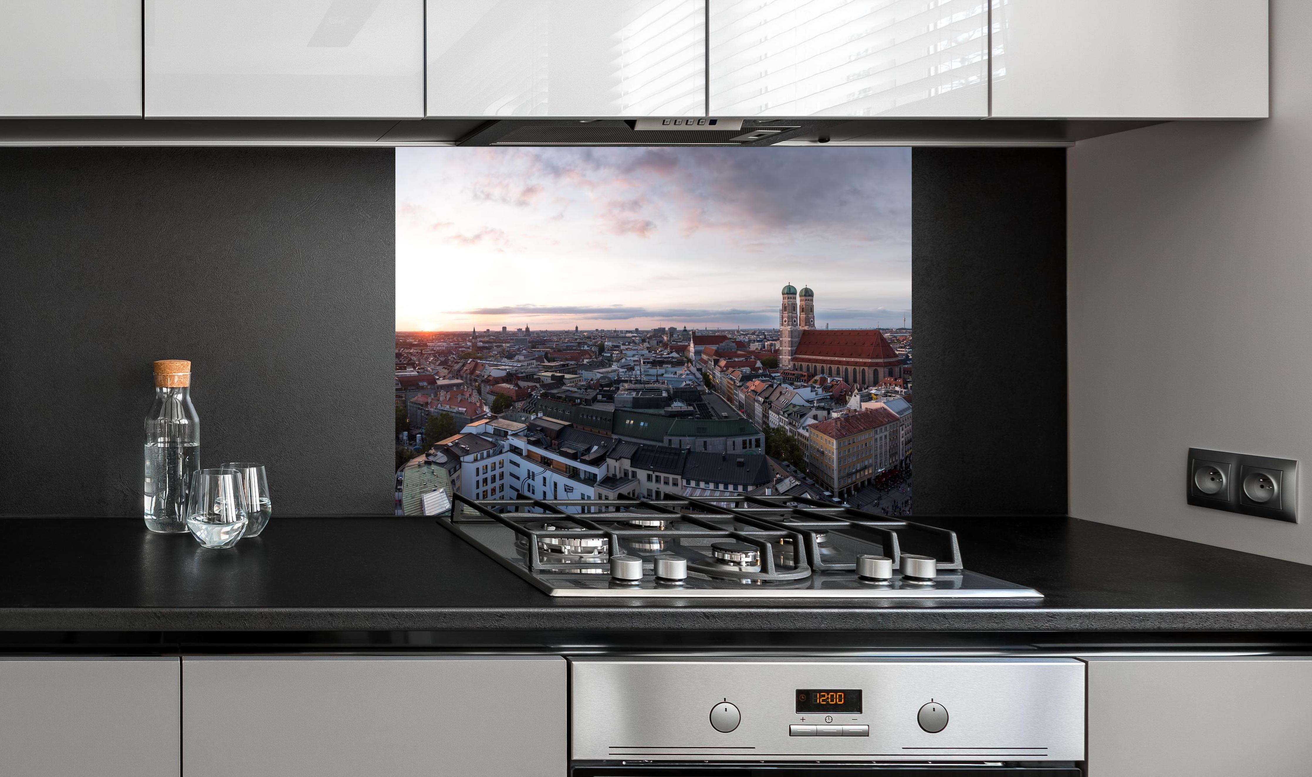 Spritzschutz - Aussicht über München mit Frauenkirche und Rathaus an edler Anthrazit-Wand hinter silbernem Gasherd