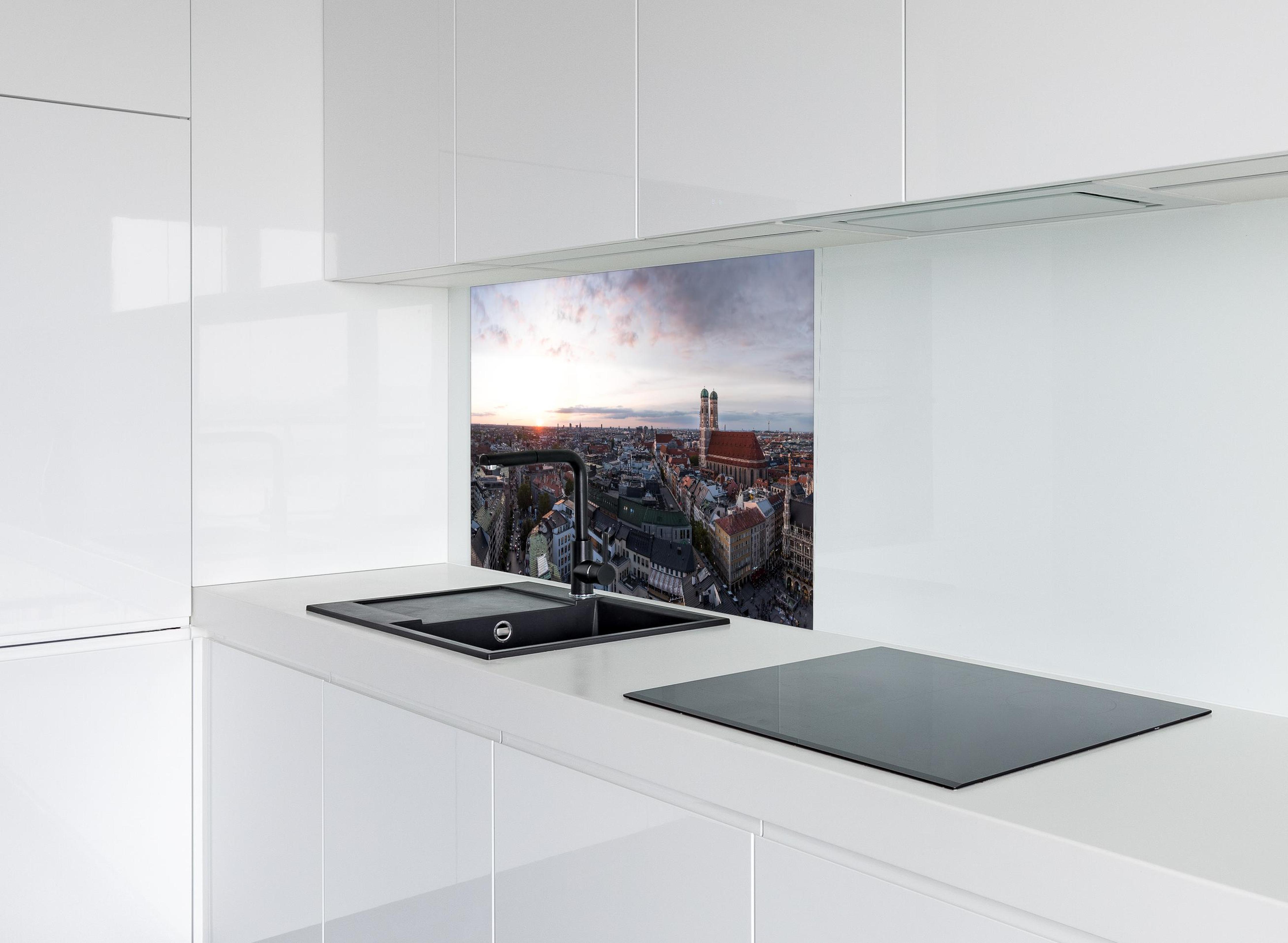 Spritzschutz - Aussicht über München mit Frauenkirche und Rathaus hinter modernem schwarz-matten Spülbecken in weißer Hochglanz-Küche