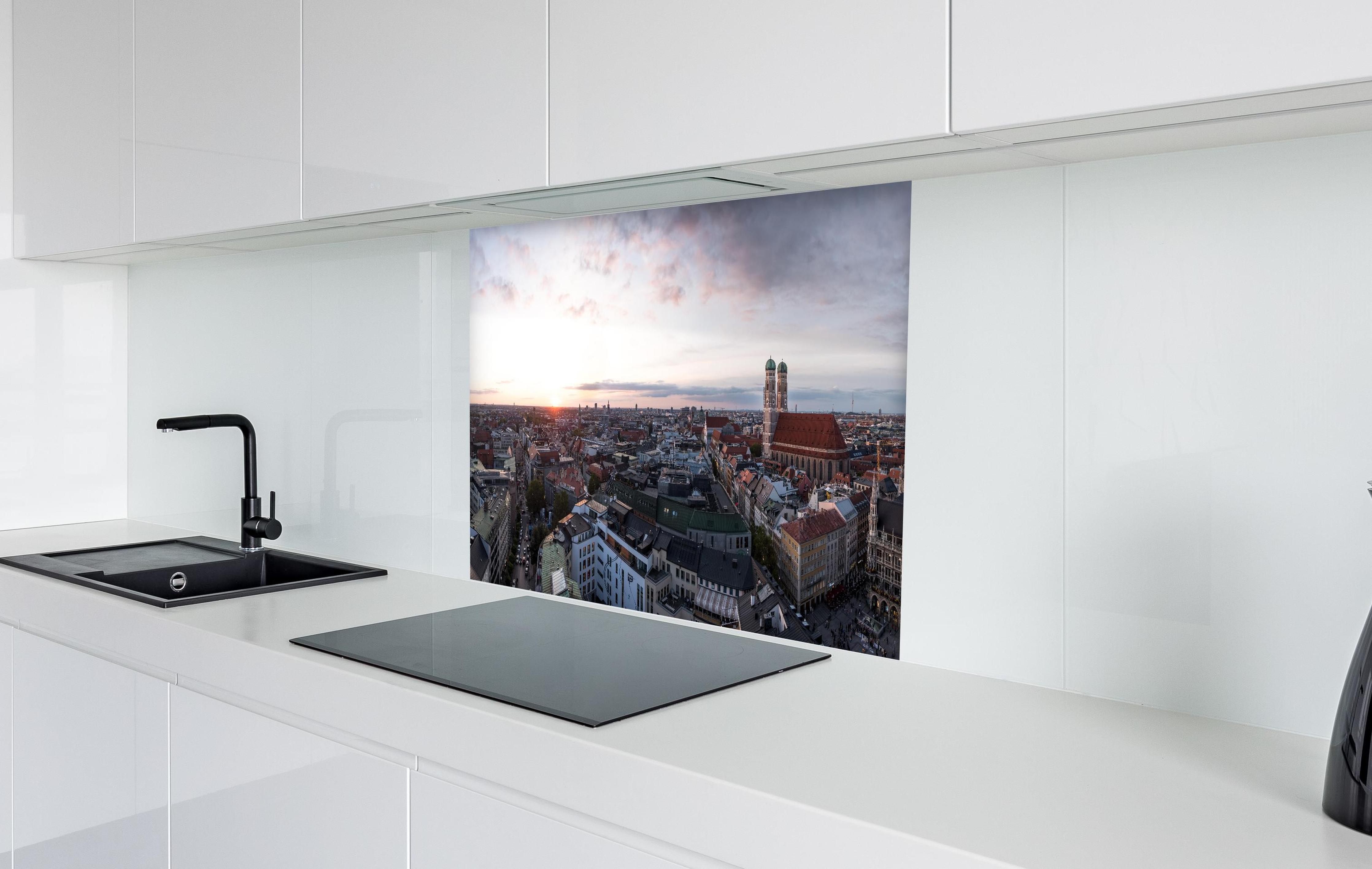 Spritzschutz - Aussicht über München mit Frauenkirche und Rathaus in weißer Hochglanz-Küche hinter einem Cerankochfeld