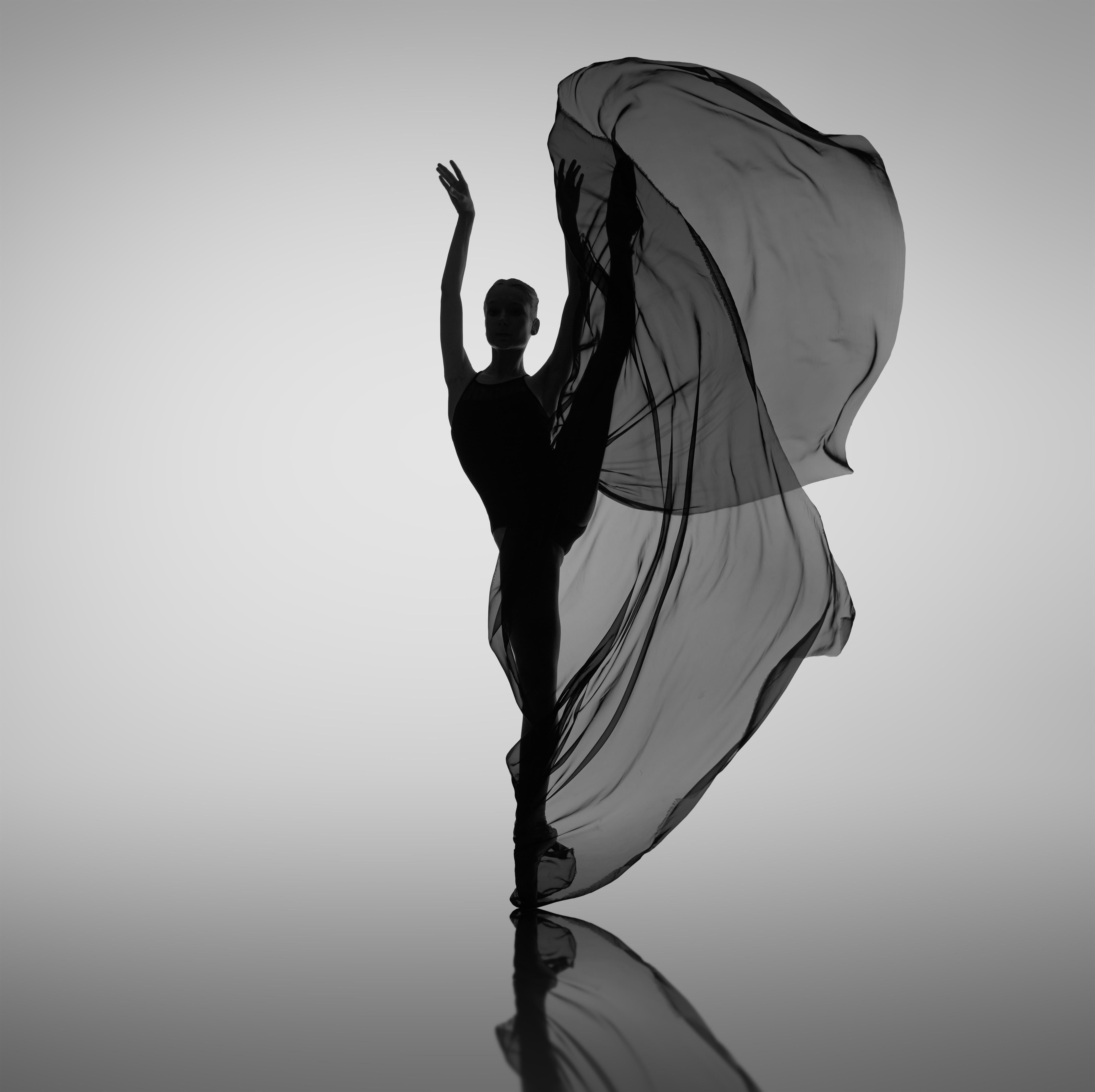 Spritzschutz-Ballerina tanzt mit schwarzem Tuch