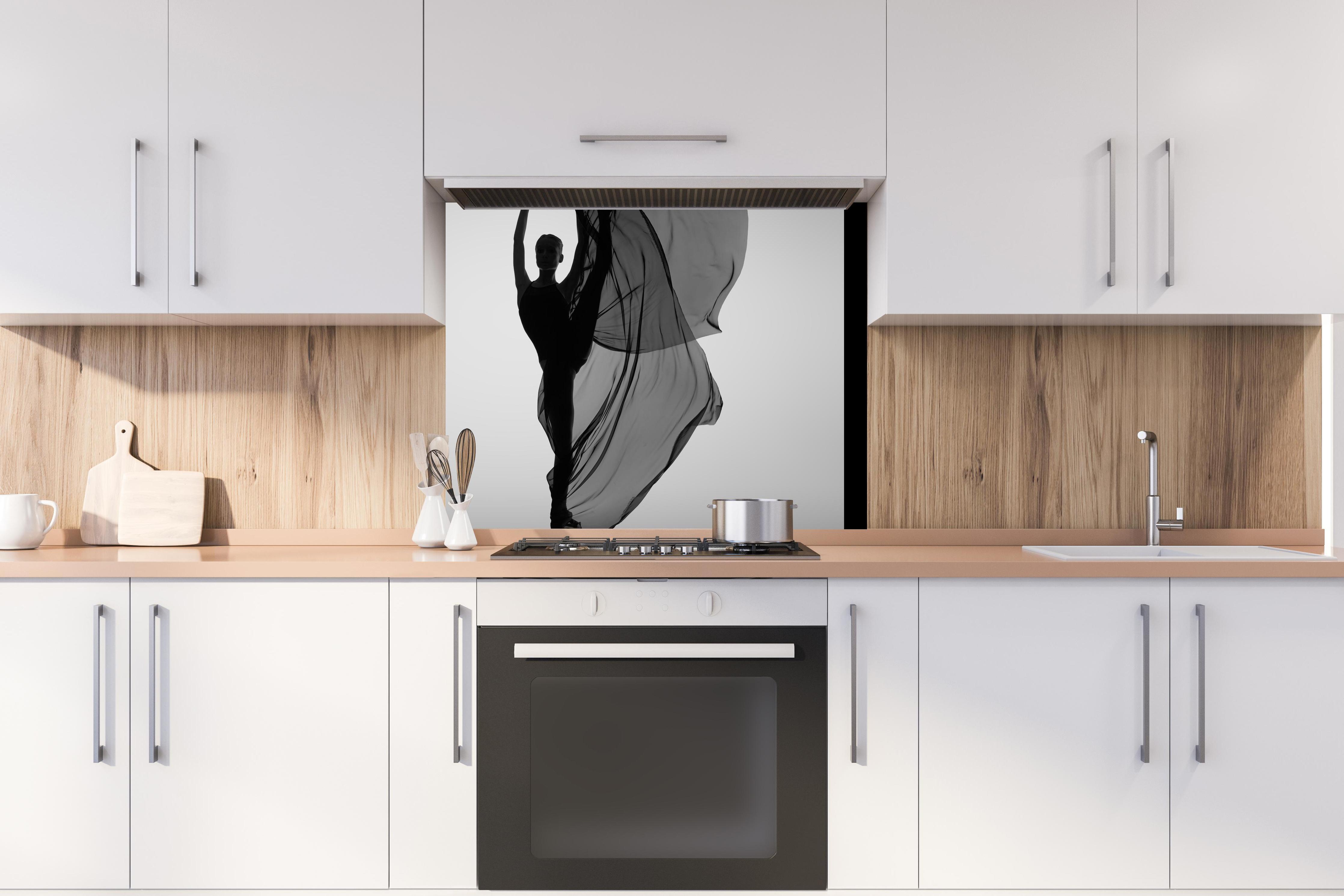 Spritzschutz - Ballerina tanzt mit schwarzem Tuch hinter stilvollem Gasherd unter Dunstabzugshaube