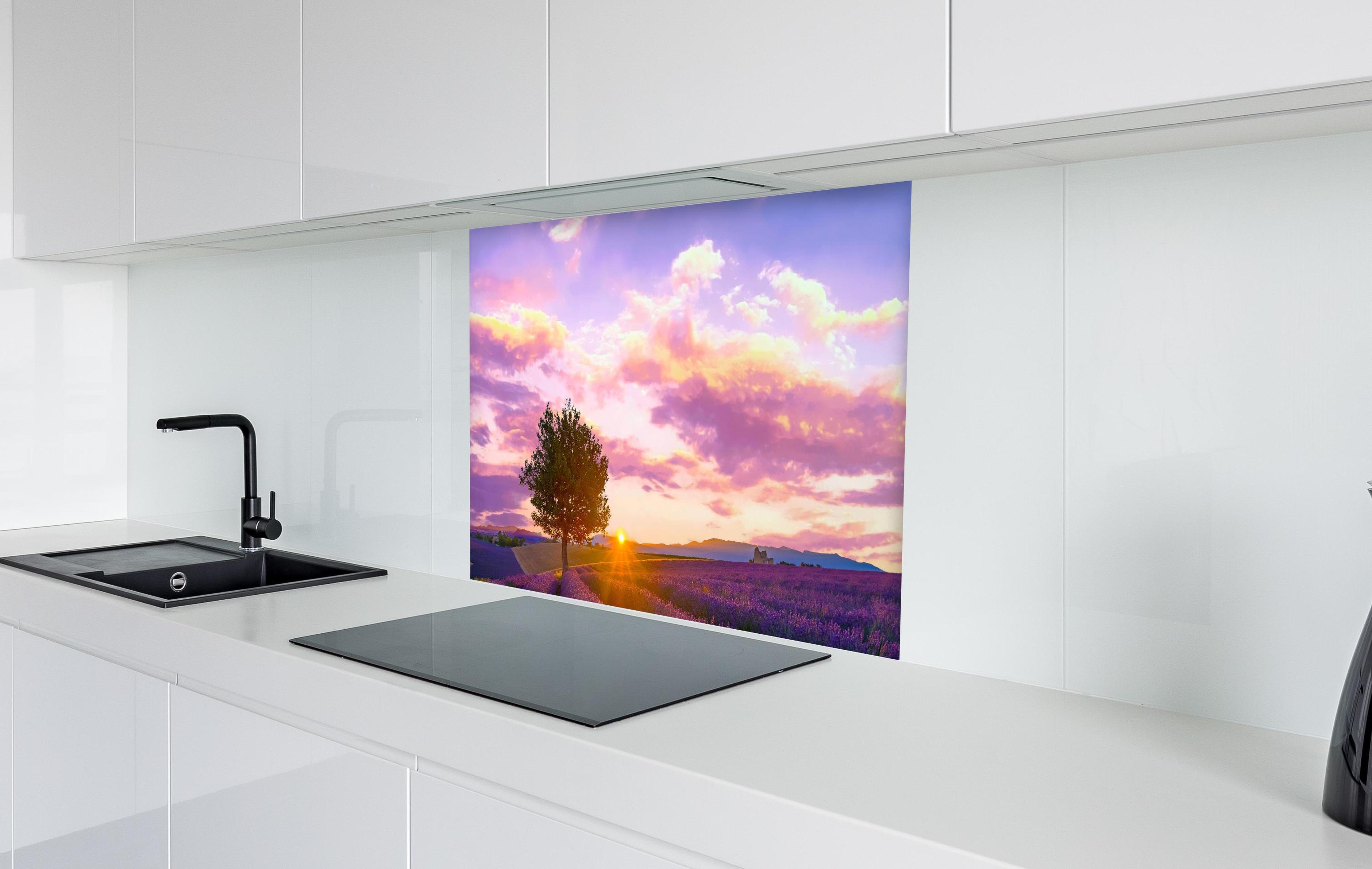 Spritzschutz - Baum im Lavendelfeld bei Sonnenuntergang in der Provence in weißer Hochglanz-Küche hinter einem Cerankochfeld