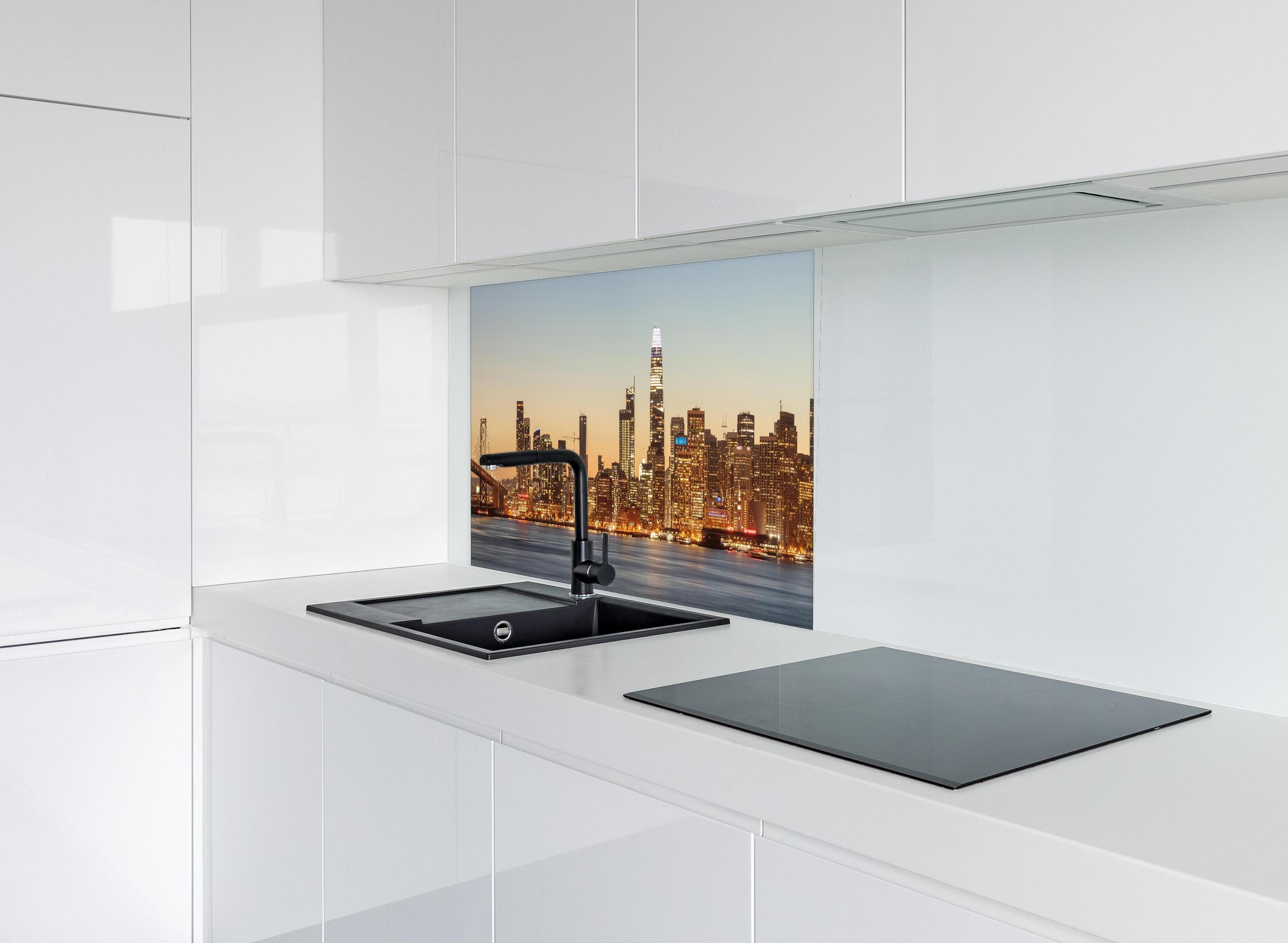 Spritzschutz - Bay Bridge und die Skyline von San Francisco hinter modernem schwarz-matten Spülbecken in weißer Hochglanz-Küche