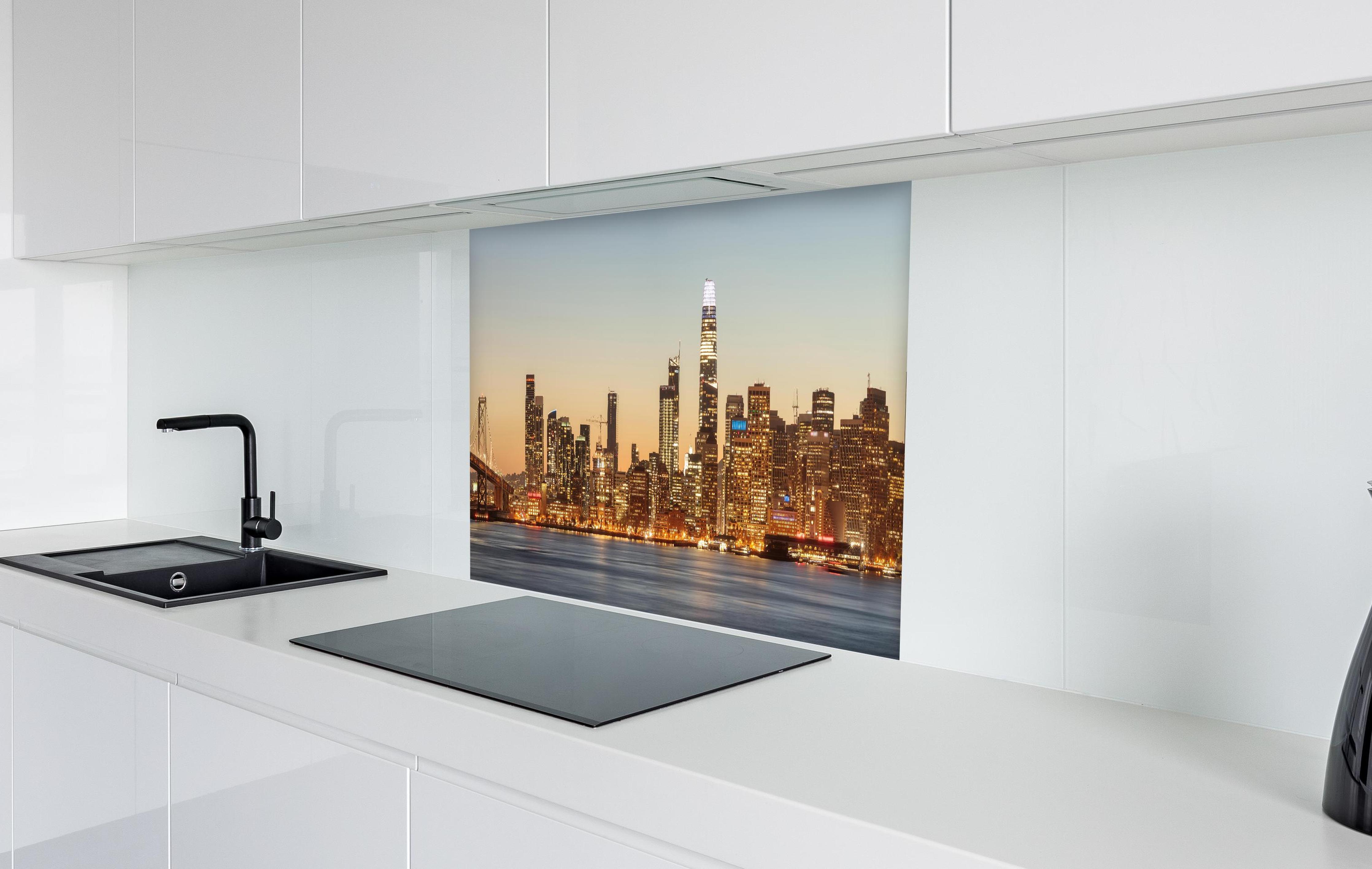 Spritzschutz - Bay Bridge und die Skyline von San Francisco in weißer Hochglanz-Küche hinter einem Cerankochfeld