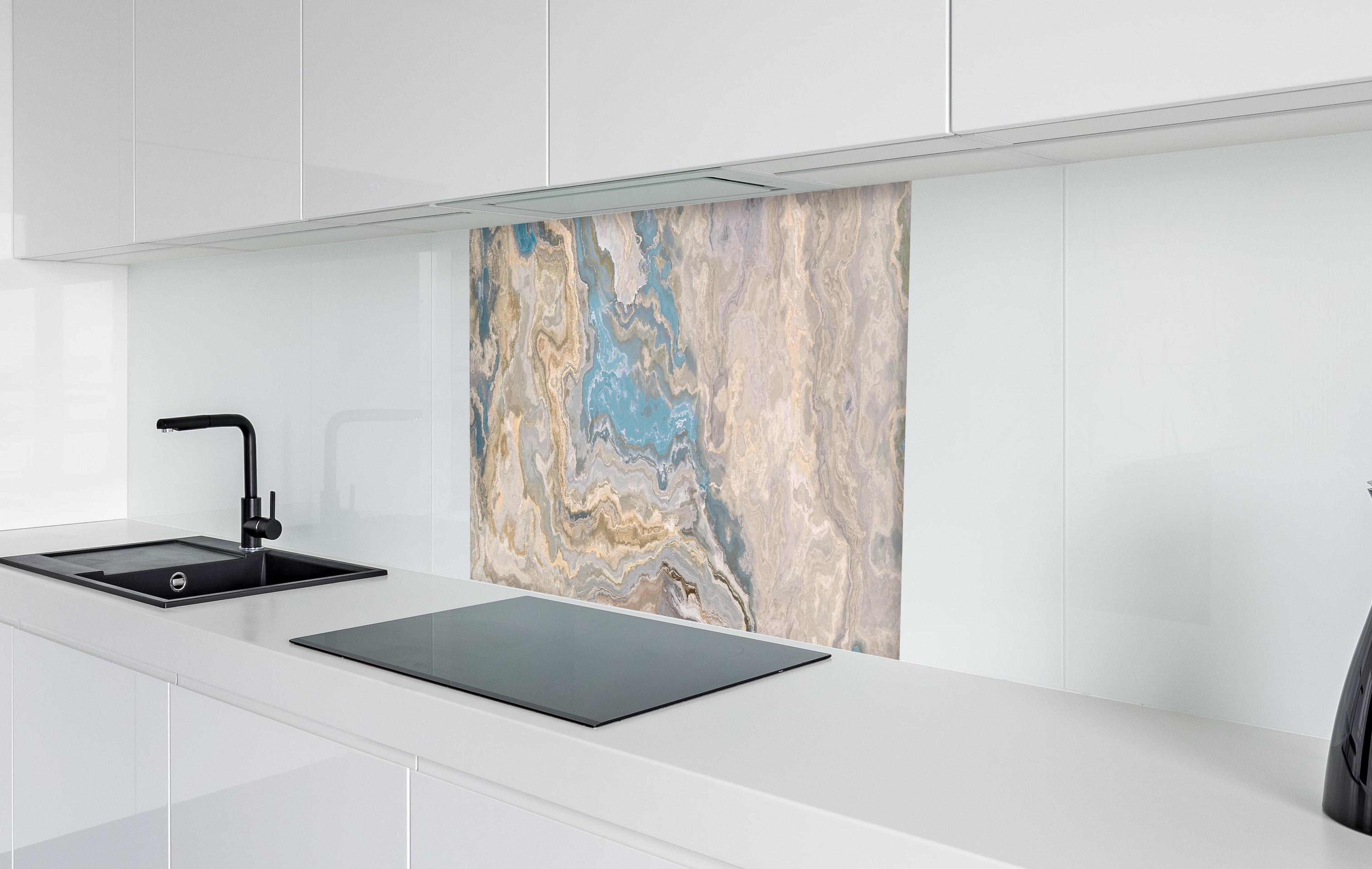 Spritzschutz - Beige Marmor Textur in weißer Hochglanz-Küche hinter einem Cerankochfeld