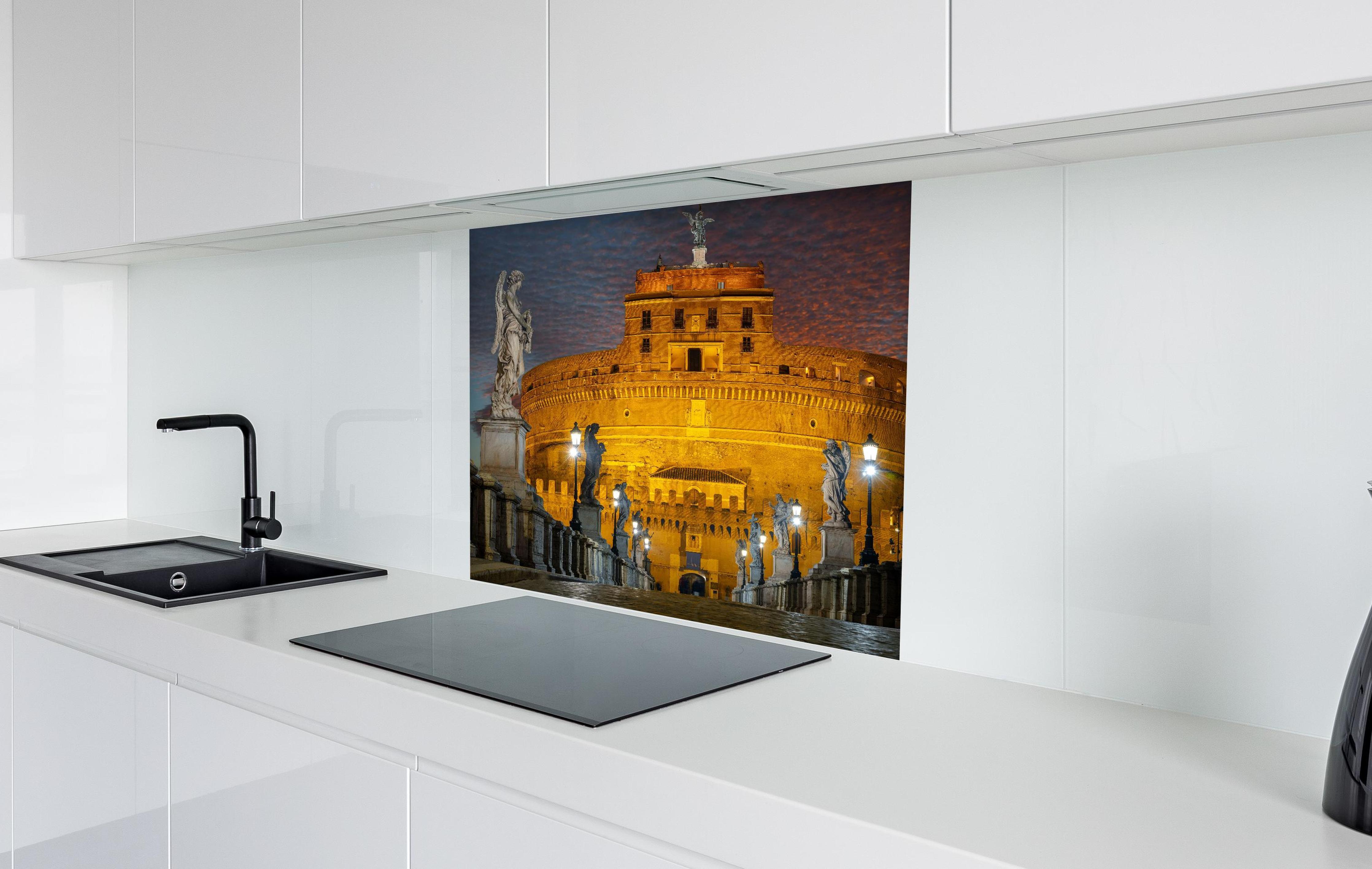 Spritzschutz - Beleuchtete Engelsburg in Rom in weißer Hochglanz-Küche hinter einem Cerankochfeld