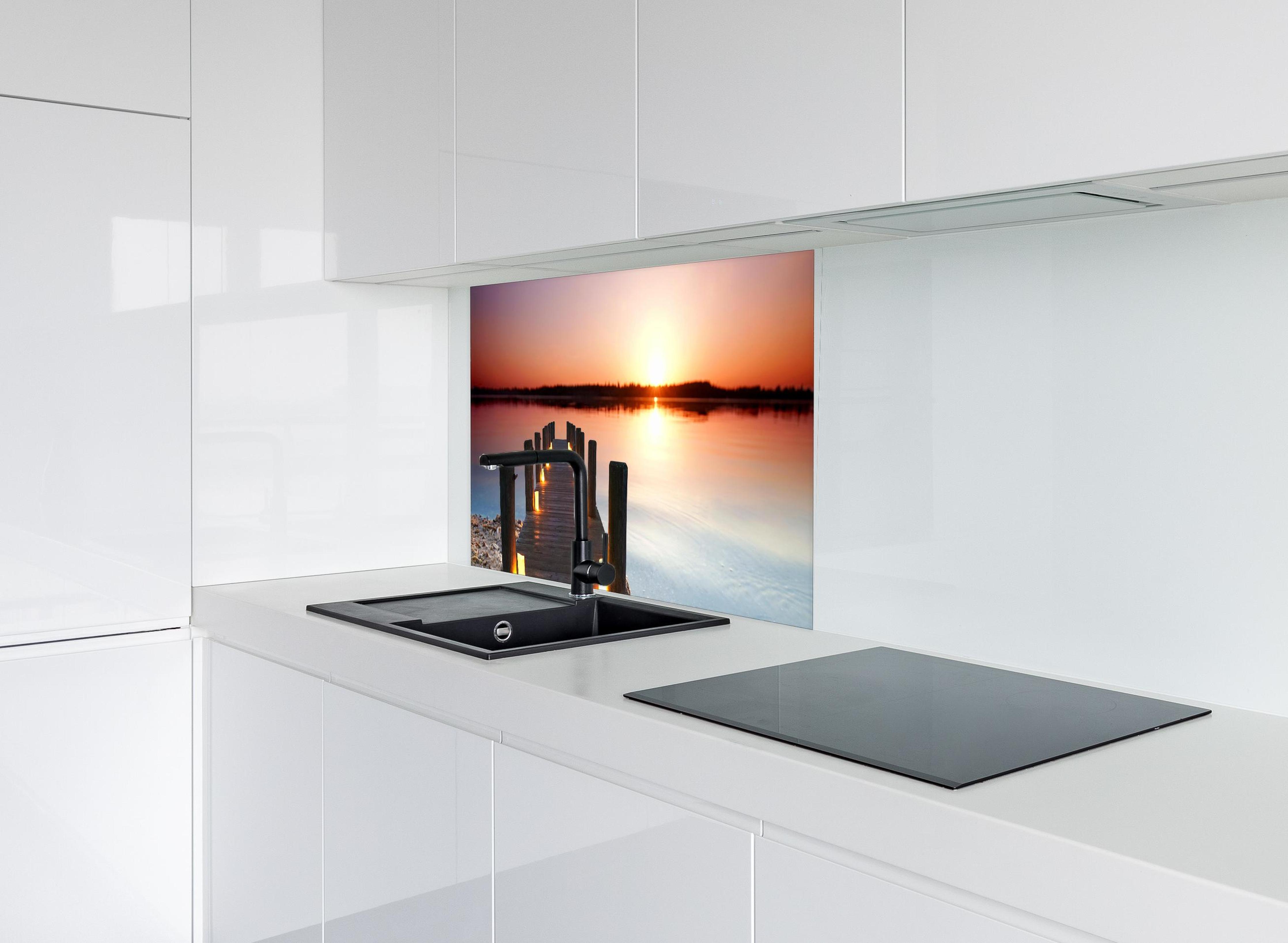 Spritzschutz - Beleuchteter romantischer Steg am Strand hinter modernem schwarz-matten Spülbecken in weißer Hochglanz-Küche