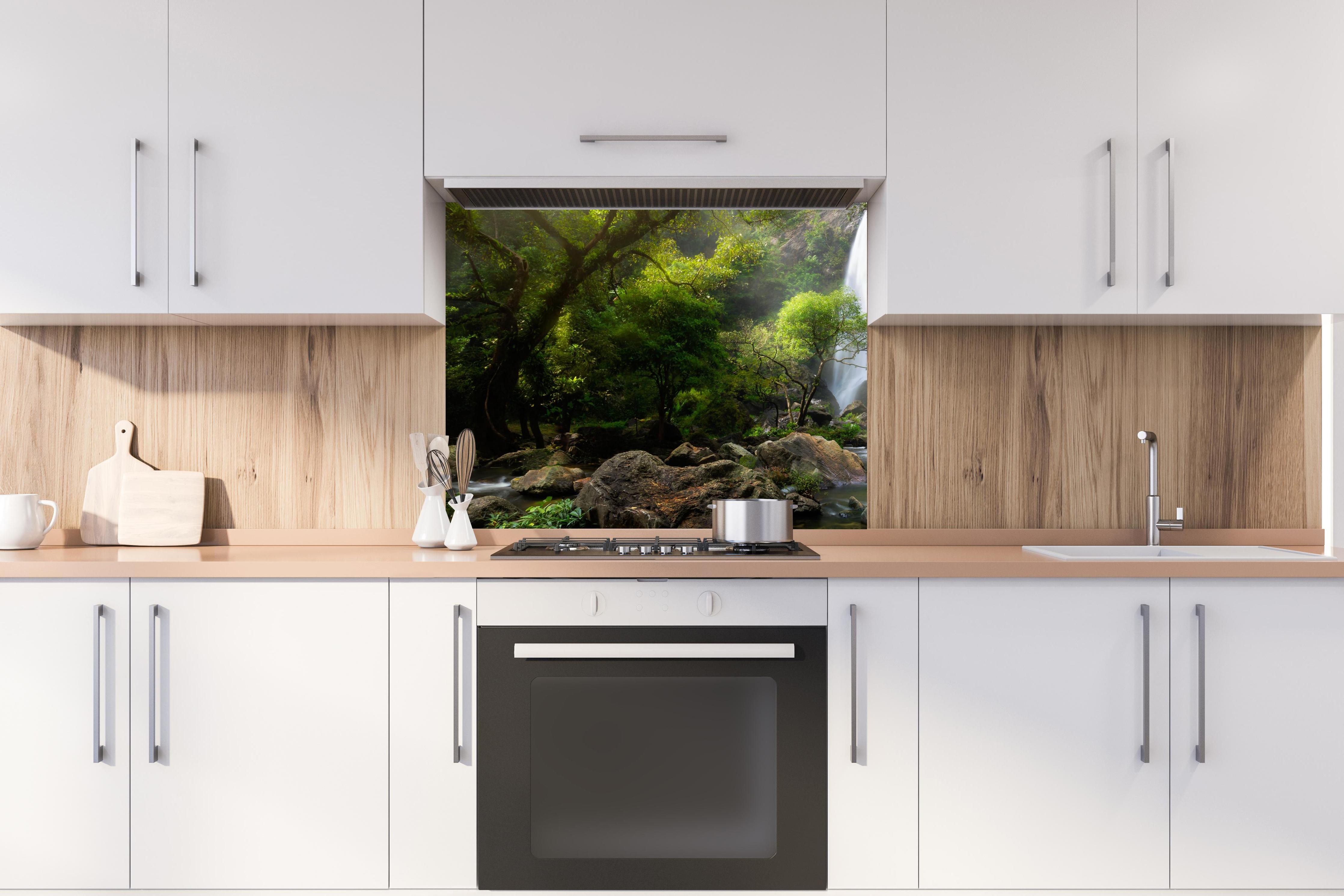 Spritzschutz - Bergbach und Wasserfall in Thailand hinter stilvollem Gasherd unter Dunstabzugshaube