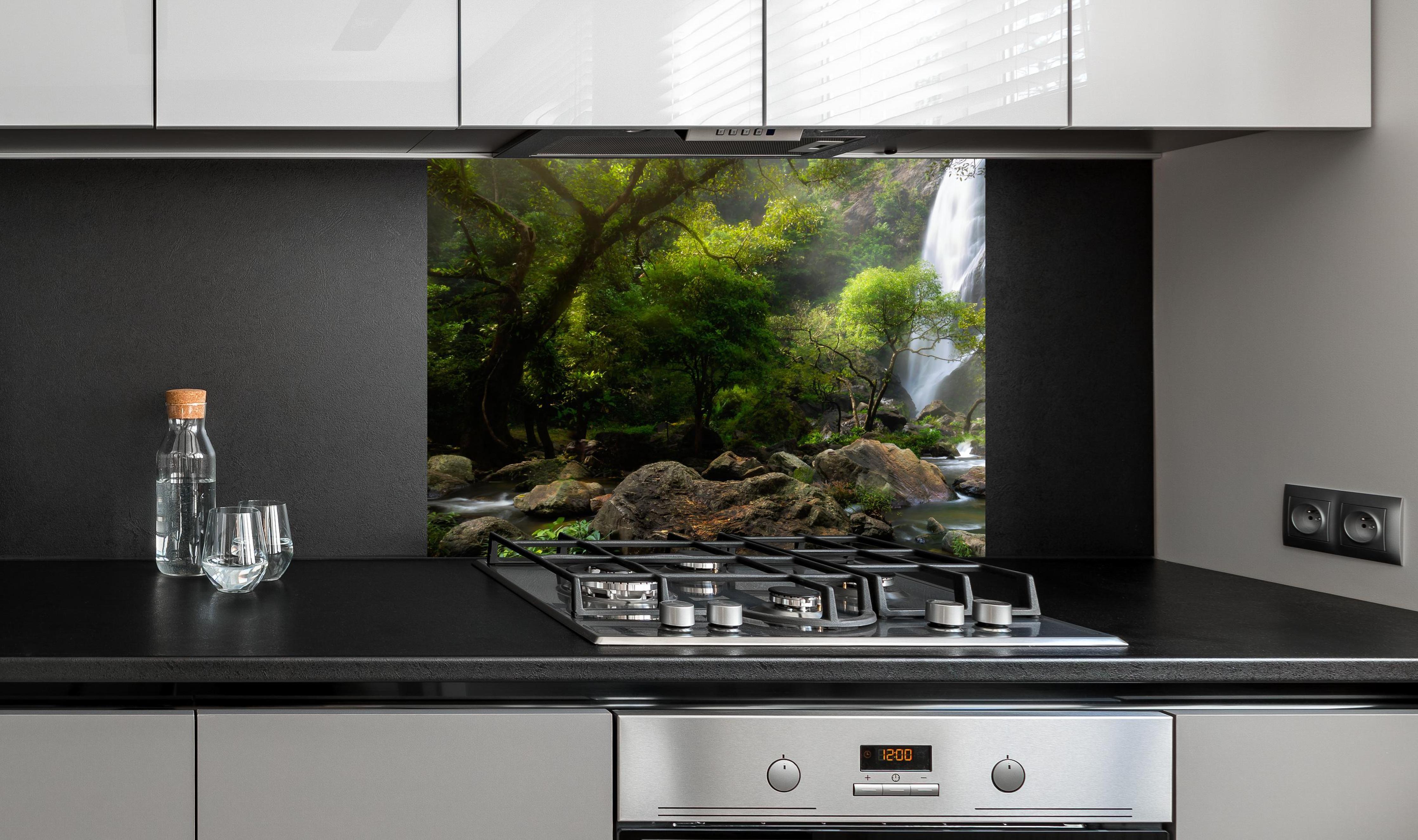 Spritzschutz - Bergbach und Wasserfall in Thailand an edler Anthrazit-Wand hinter silbernem Gasherd