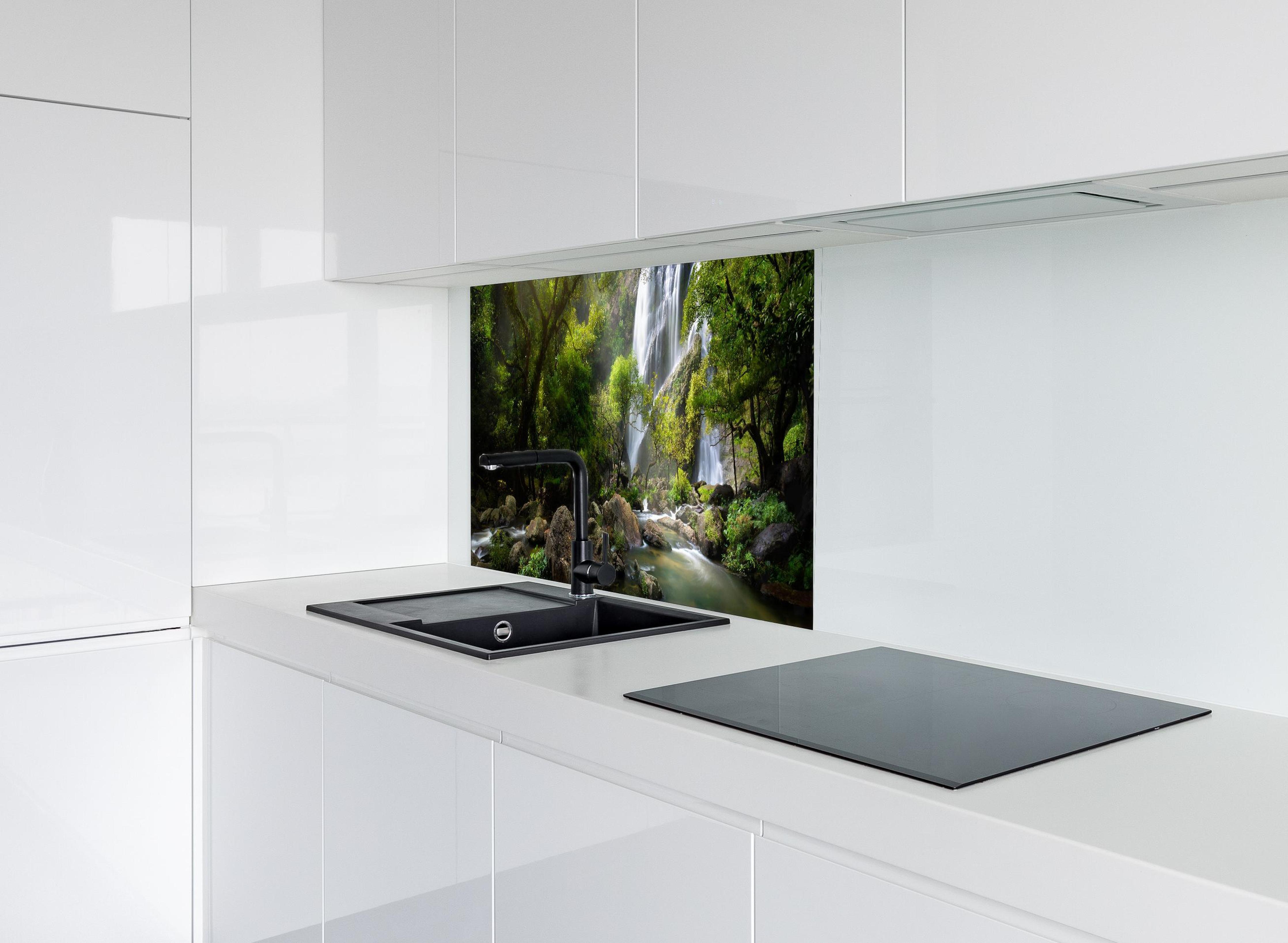 Spritzschutz - Bergbach und Wasserfall in Thailand hinter modernem schwarz-matten Spülbecken in weißer Hochglanz-Küche