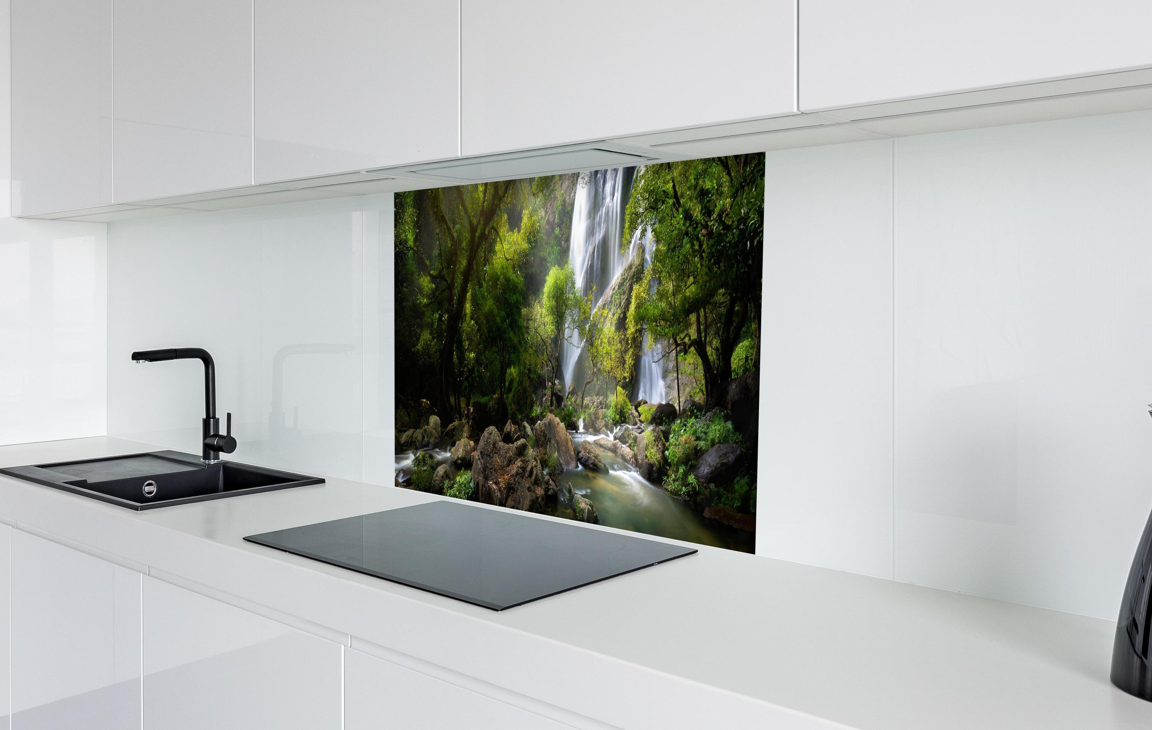 Spritzschutz - Bergbach und Wasserfall in Thailand in weißer Hochglanz-Küche hinter einem Cerankochfeld