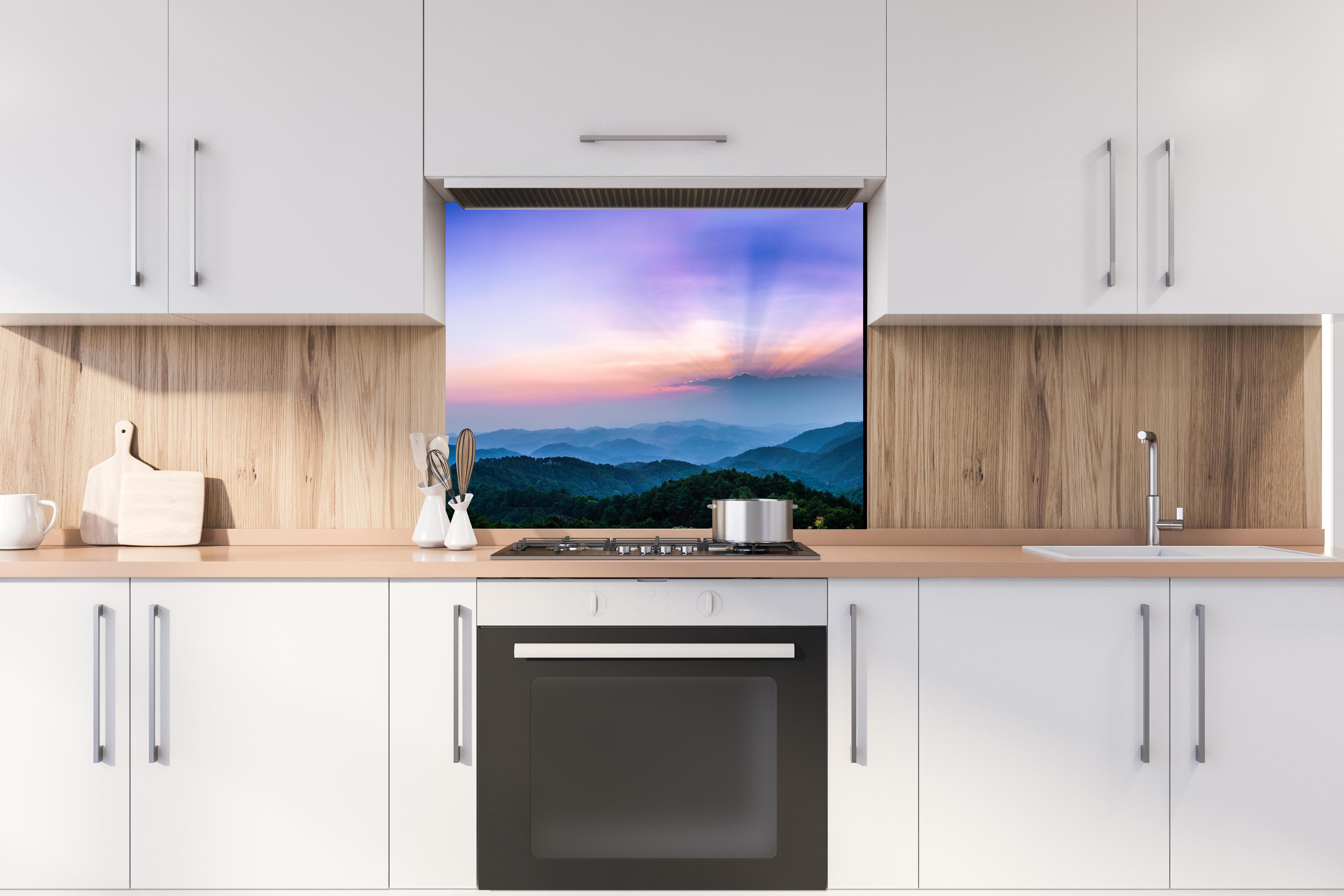 Spritzschutz - Bergblick mit Sonnenstrahl hinter stilvollem Gasherd unter Dunstabzugshaube