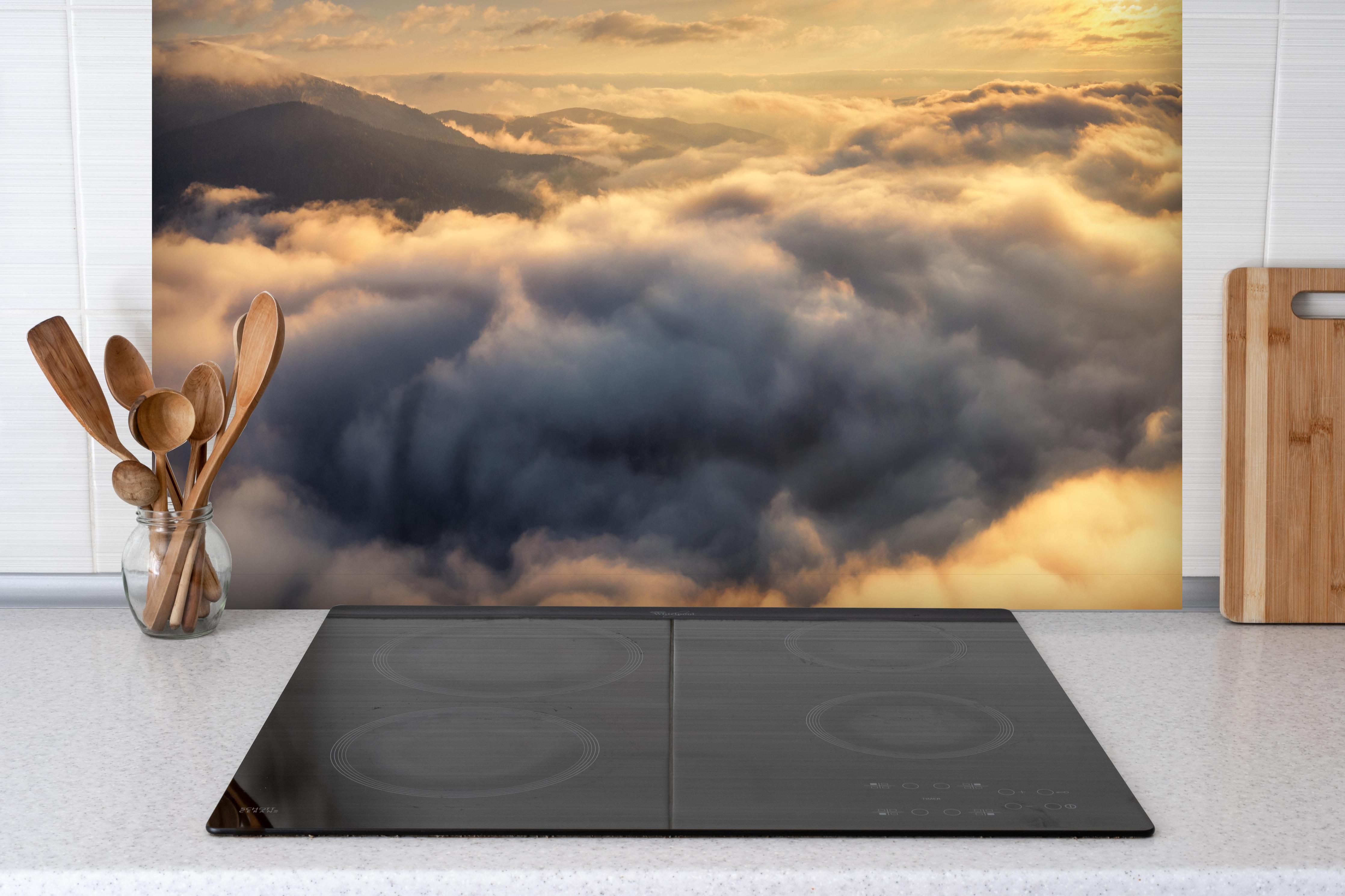 Spritzschutz - Berge in Wolken bei Sonnenaufgang - Peru hinter einem Cerankochfeld zwischen Holz-Kochutensilien