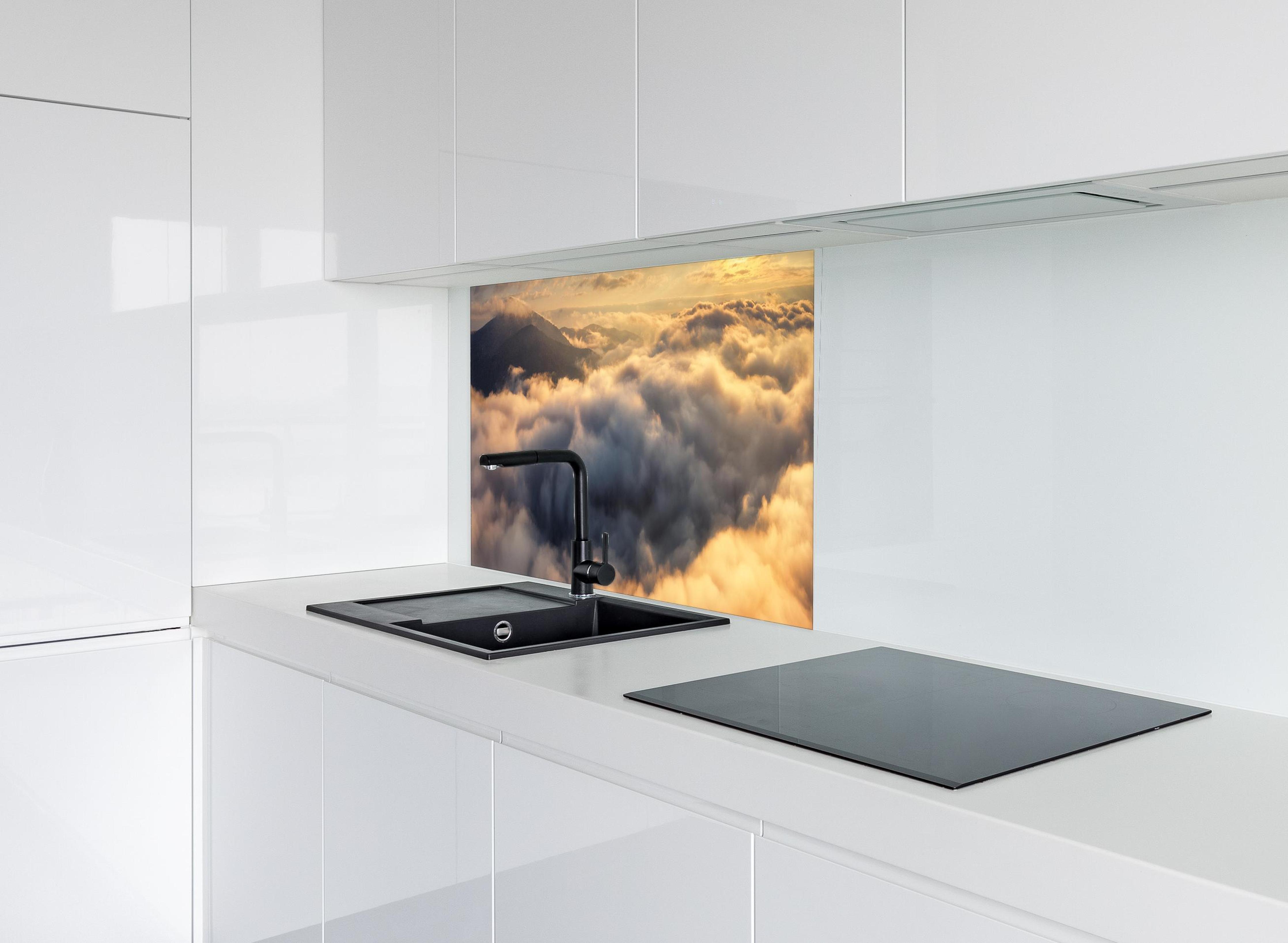 Spritzschutz - Berge in Wolken bei Sonnenaufgang - Peru hinter modernem schwarz-matten Spülbecken in weißer Hochglanz-Küche