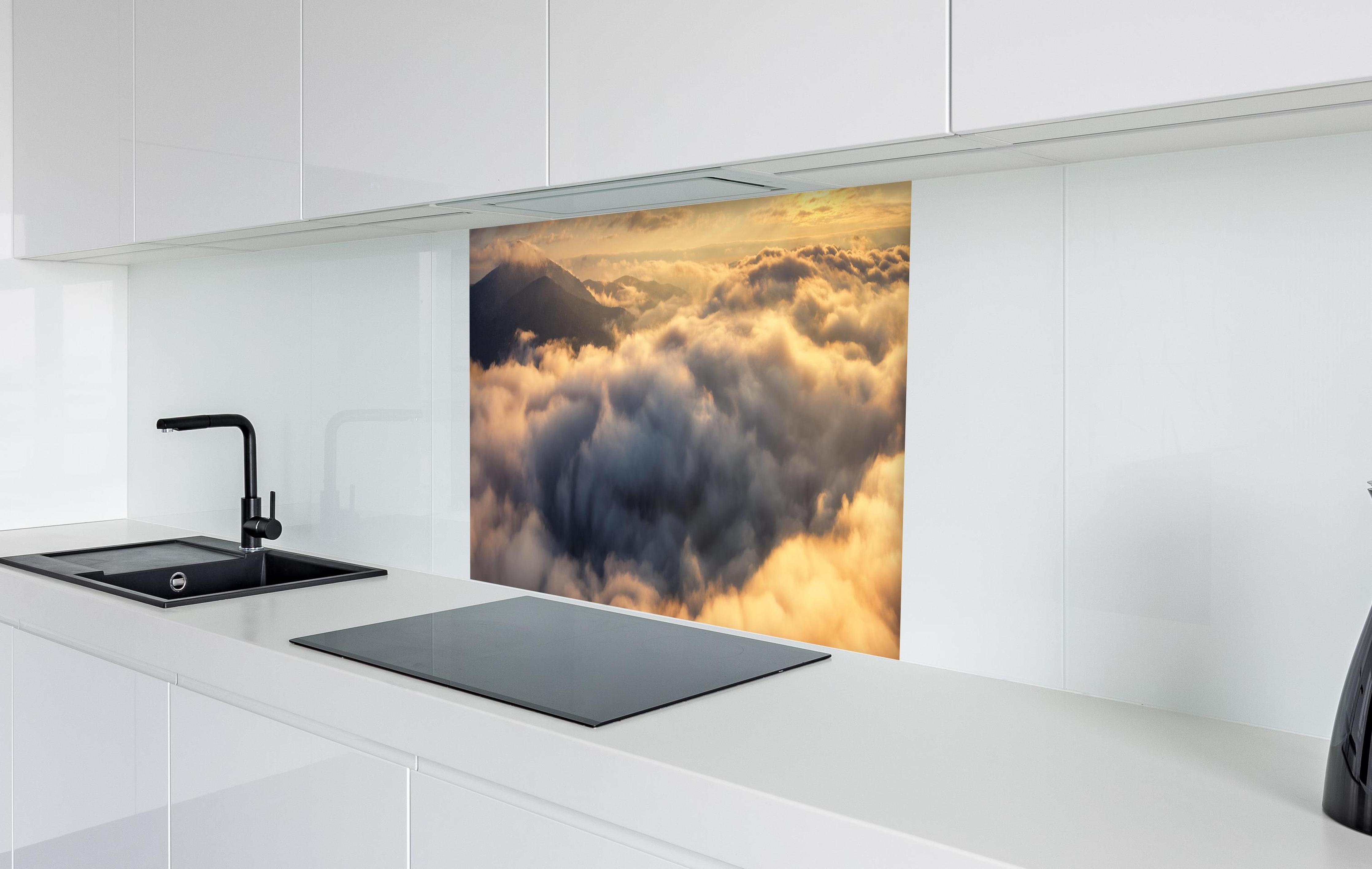Spritzschutz - Berge in Wolken bei Sonnenaufgang - Peru in weißer Hochglanz-Küche hinter einem Cerankochfeld