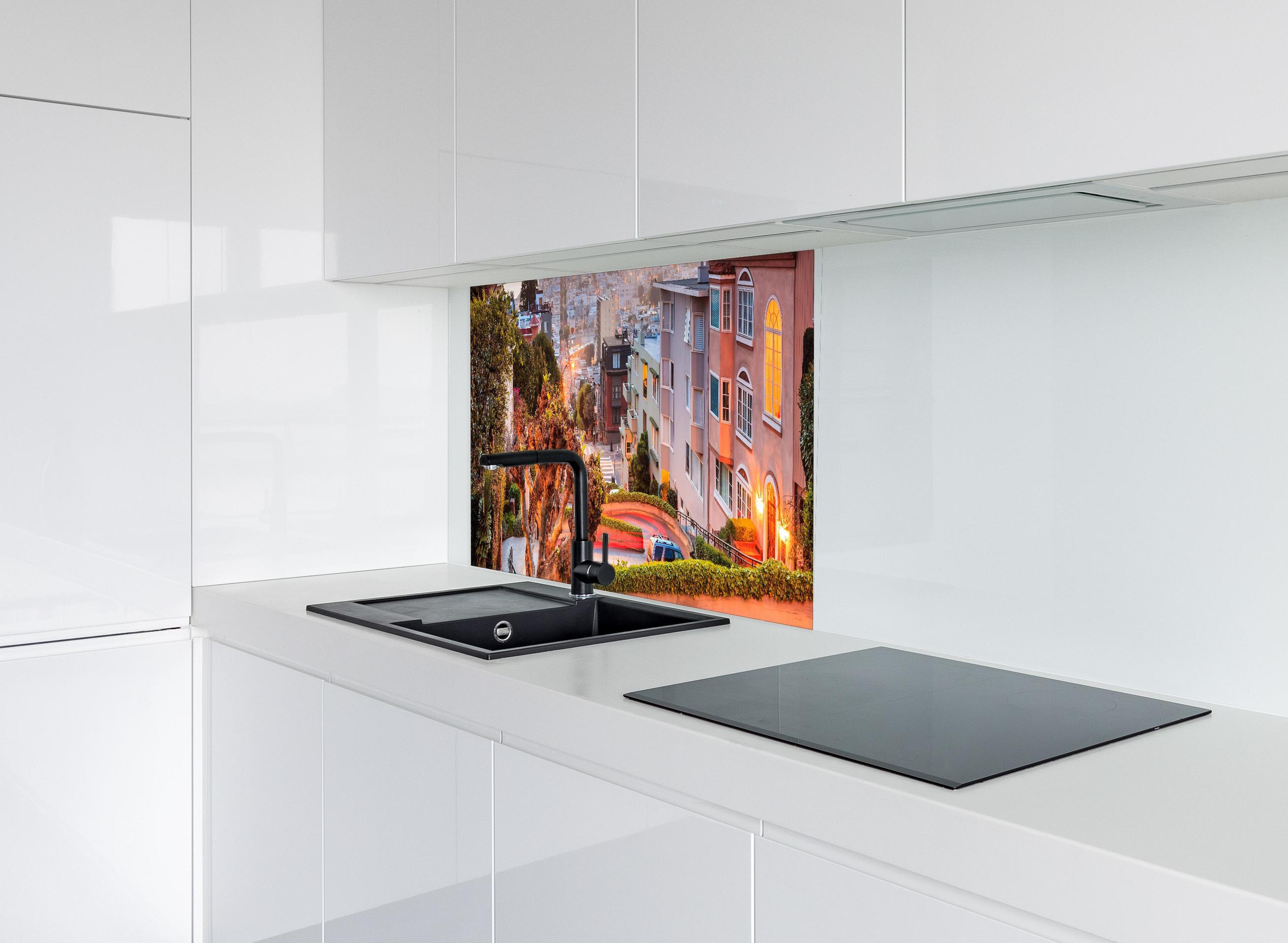 Spritzschutz - Berühmte Lombard Street in San Francisco hinter modernem schwarz-matten Spülbecken in weißer Hochglanz-Küche