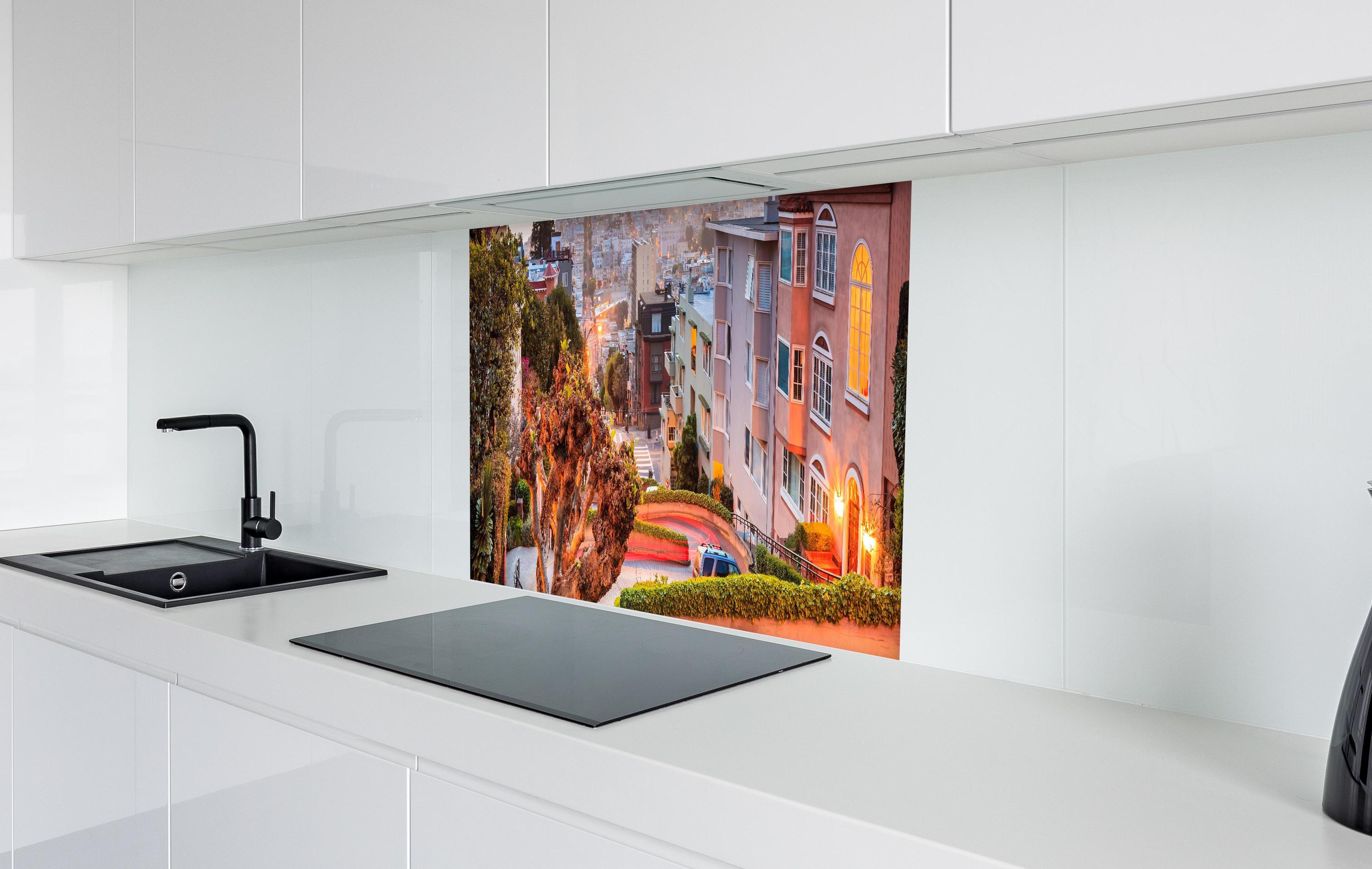 Spritzschutz - Berühmte Lombard Street in San Francisco in weißer Hochglanz-Küche hinter einem Cerankochfeld