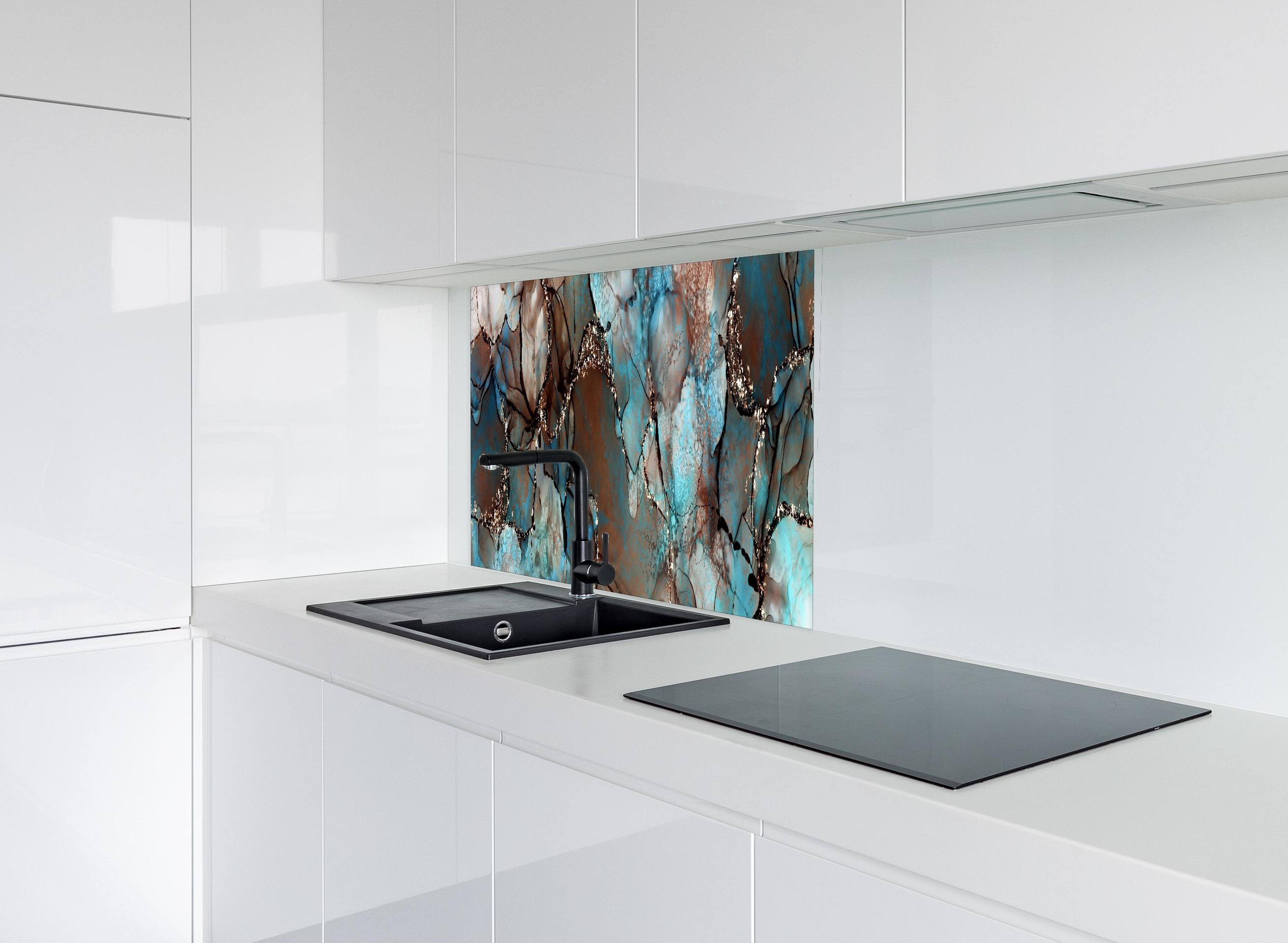 Spritzschutz - Bläulich flüssige Tinte mit Goldelementen hinter modernem schwarz-matten Spülbecken in weißer Hochglanz-Küche