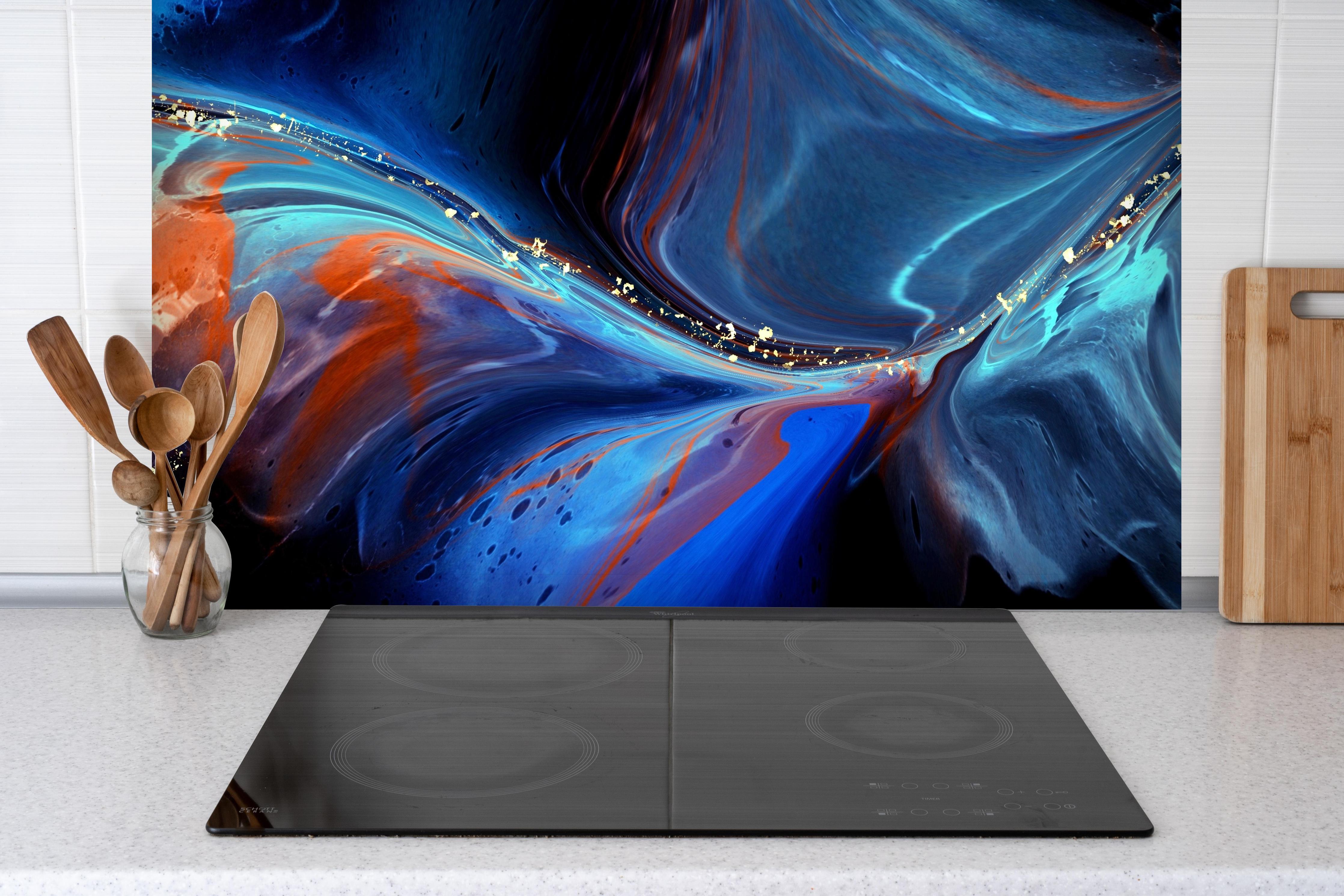 Spritzschutz - Bläuliche Tinte mit Goldelementen hinter einem Cerankochfeld zwischen Holz-Kochutensilien