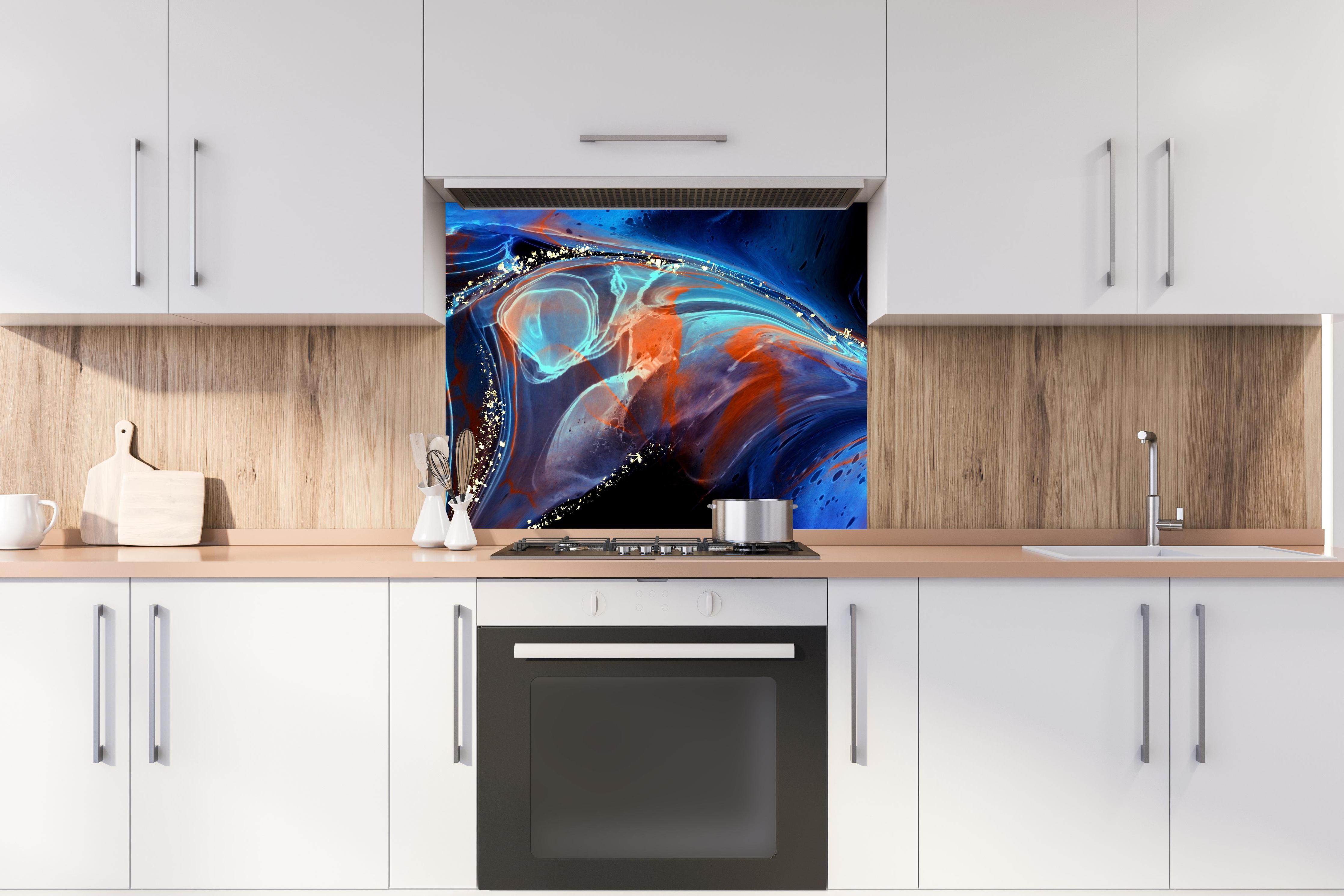 Spritzschutz - Bläuliche Tinte mit Goldelementen hinter stilvollem Gasherd unter Dunstabzugshaube