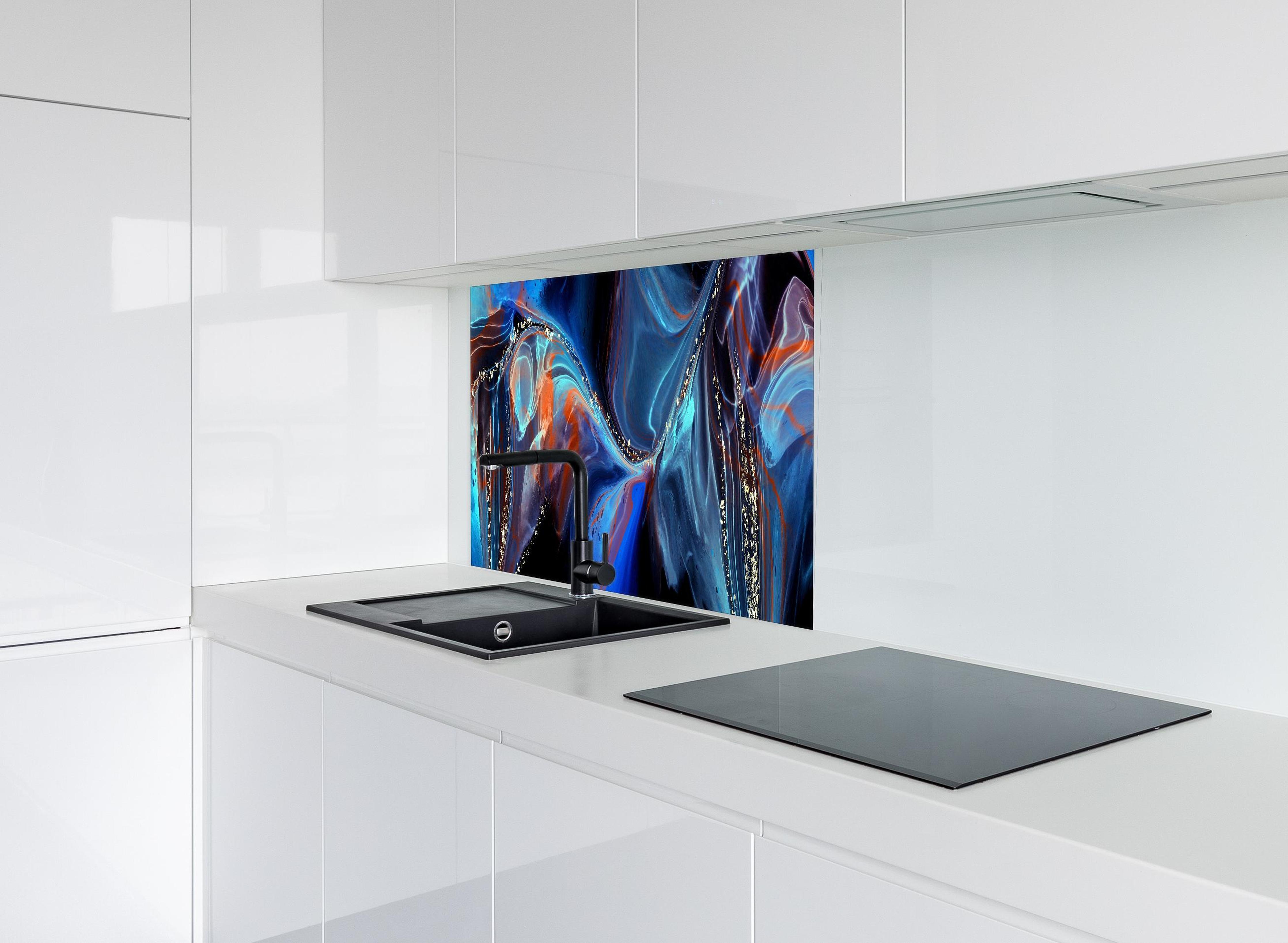 Spritzschutz - Bläuliche Tinte mit Goldelementen hinter modernem schwarz-matten Spülbecken in weißer Hochglanz-Küche