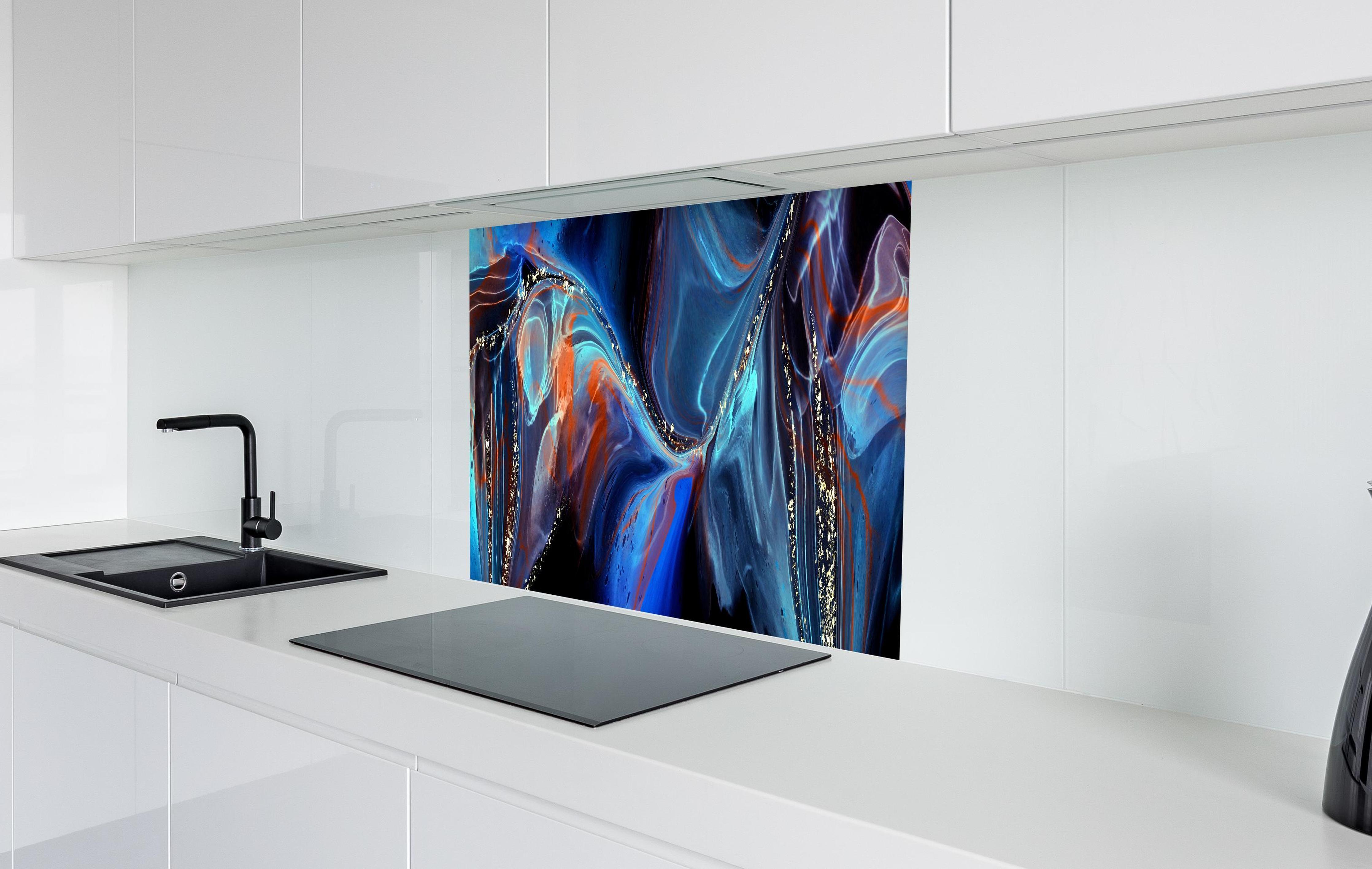 Spritzschutz - Bläuliche Tinte mit Goldelementen in weißer Hochglanz-Küche hinter einem Cerankochfeld