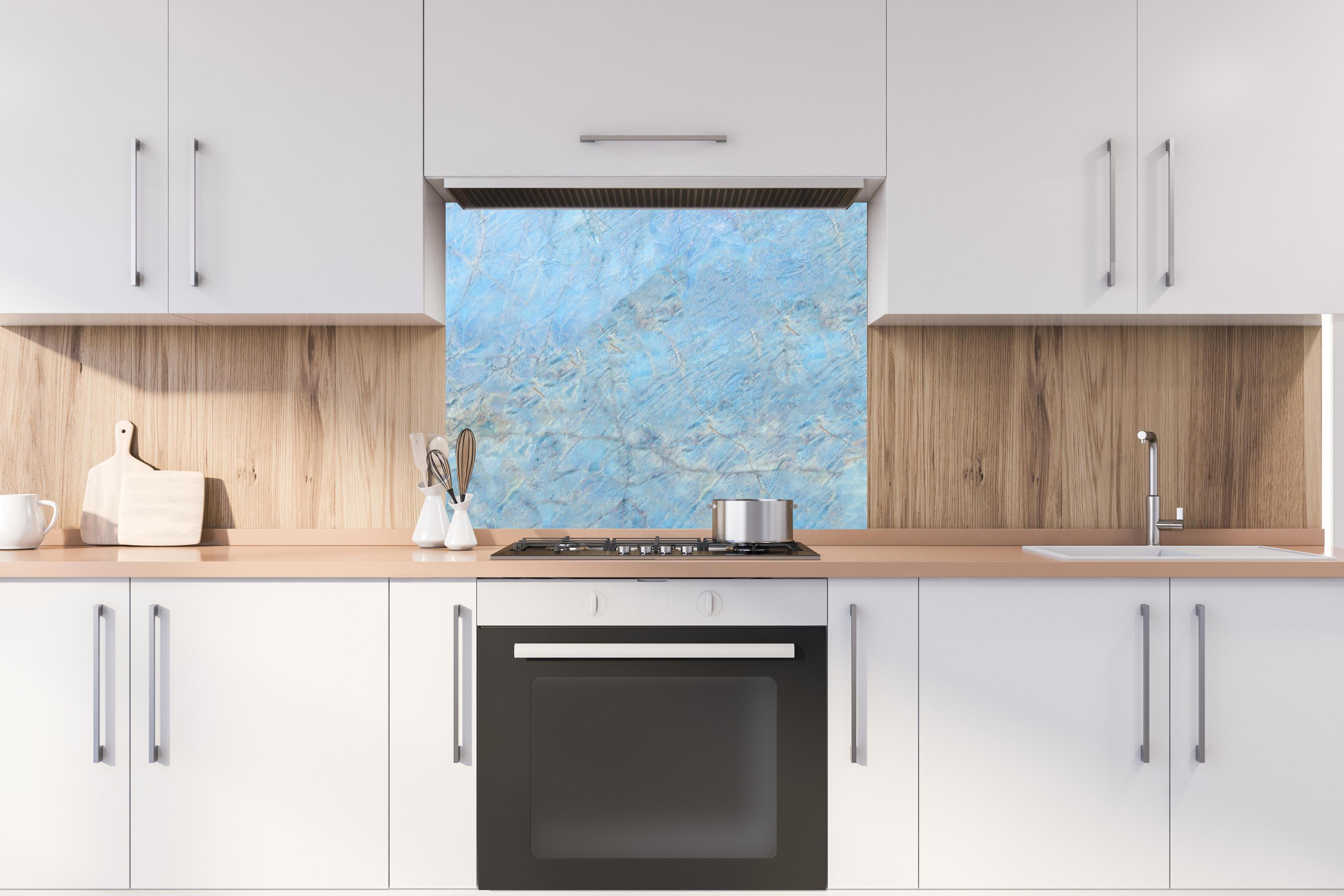 Spritzschutz - Bläulicher Marmor hinter stilvollem Gasherd unter Dunstabzugshaube