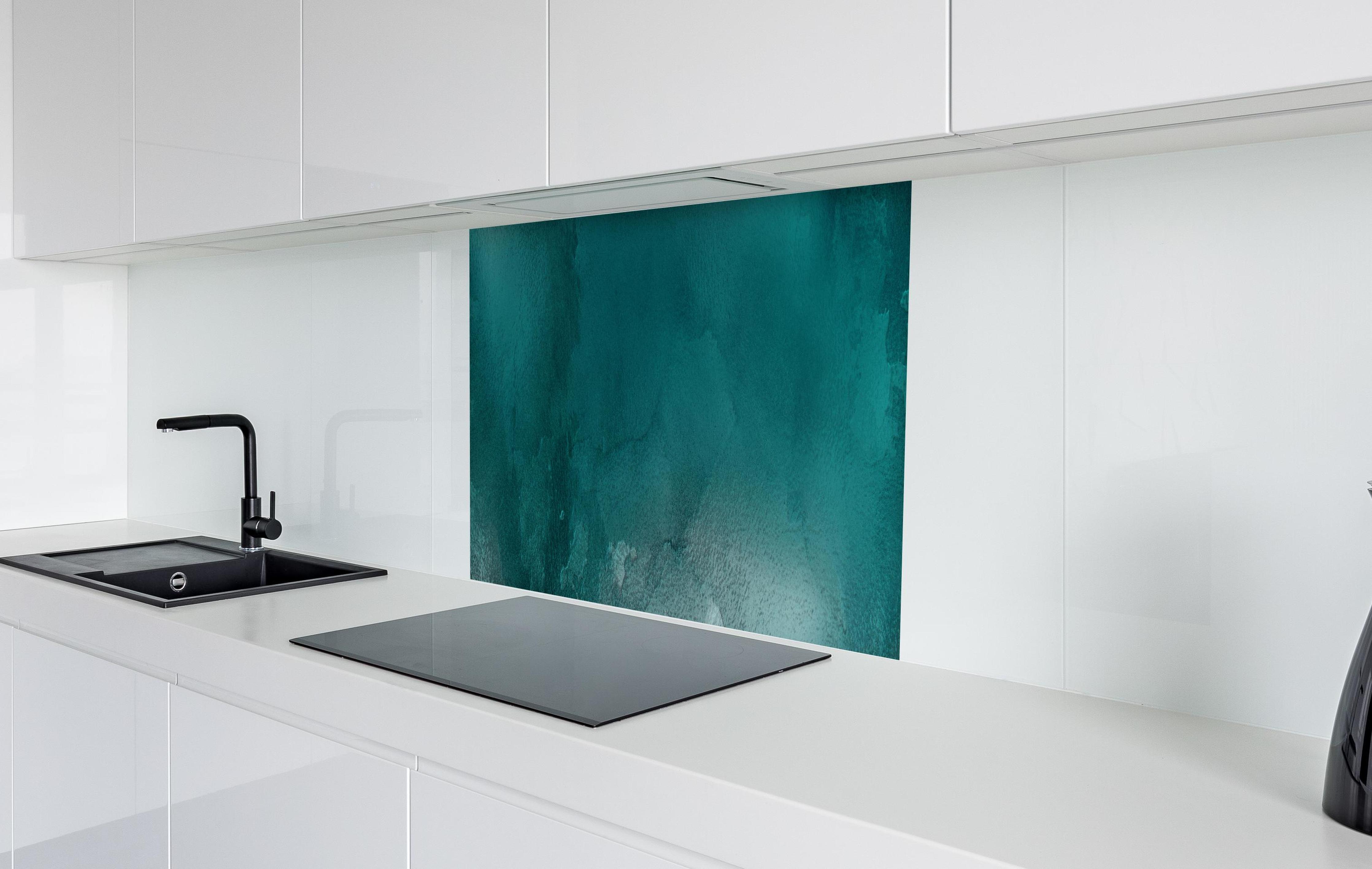 Spritzschutz - Bläuliches Aquarell Wassermuster in weißer Hochglanz-Küche hinter einem Cerankochfeld