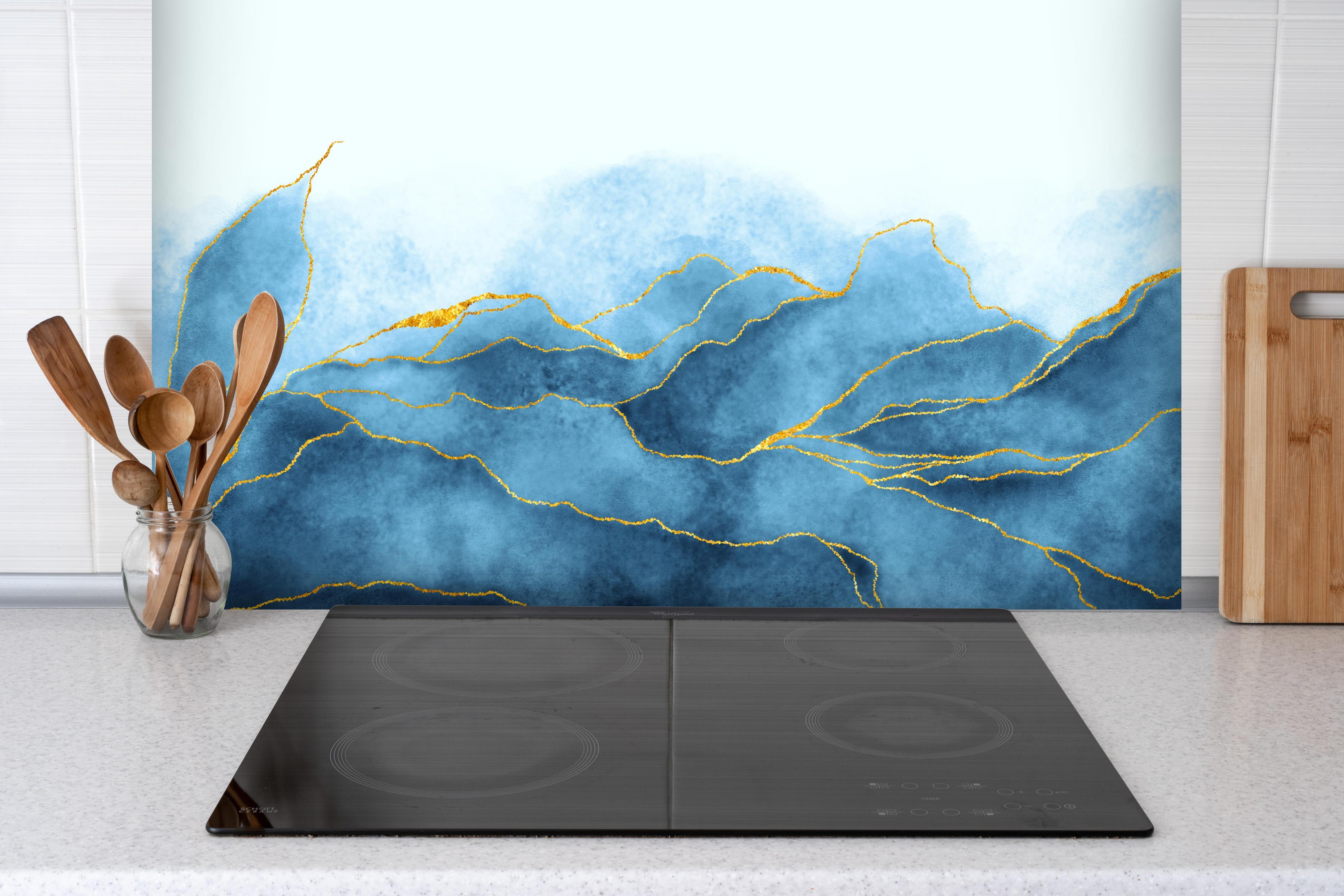Spritzschutz - Blaues Aquarell mit Goldelementen hinter einem Cerankochfeld zwischen Holz-Kochutensilien