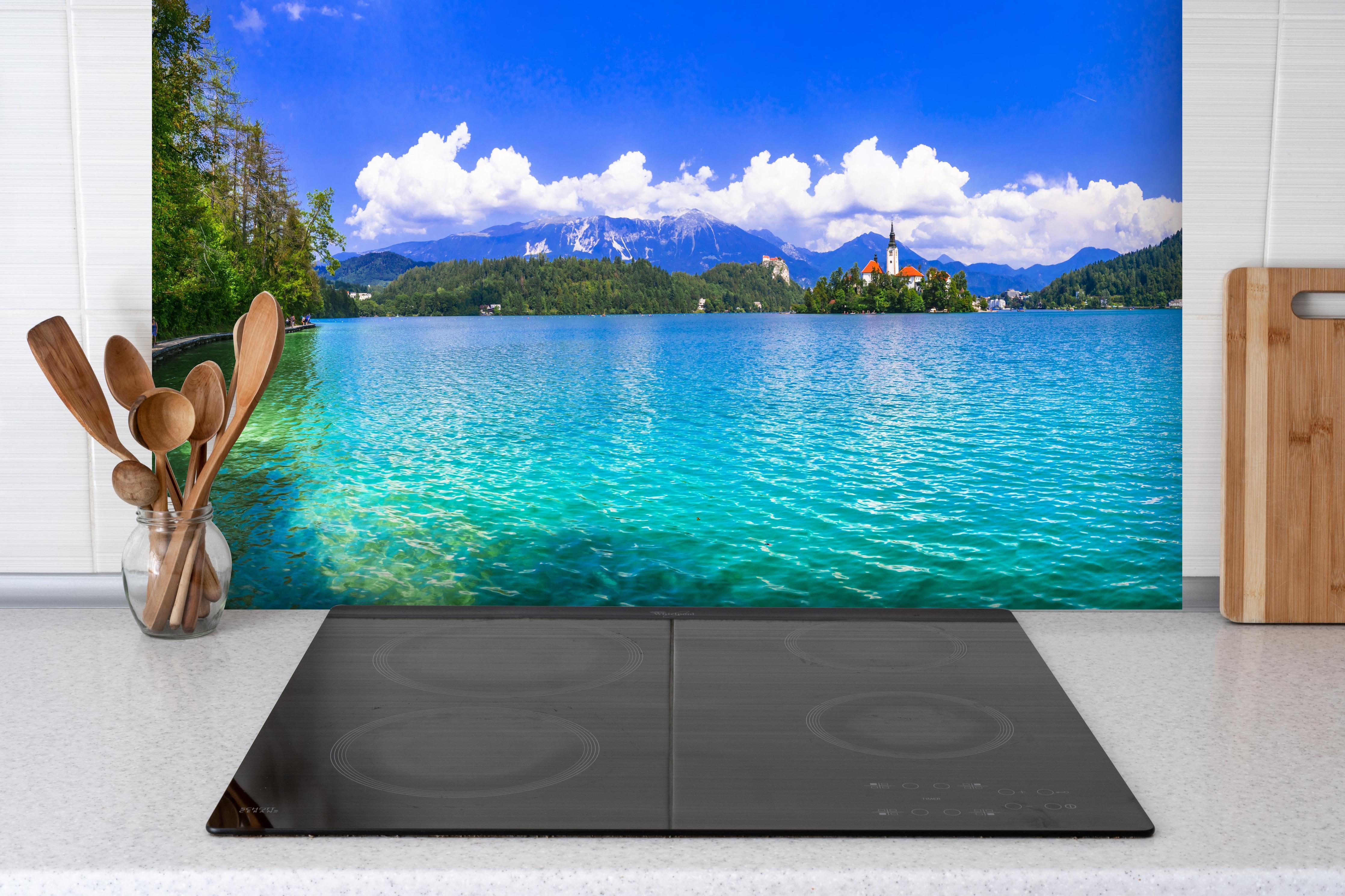 Spritzschutz - Bleder See in Slowenien 1 hinter einem Cerankochfeld zwischen Holz-Kochutensilien