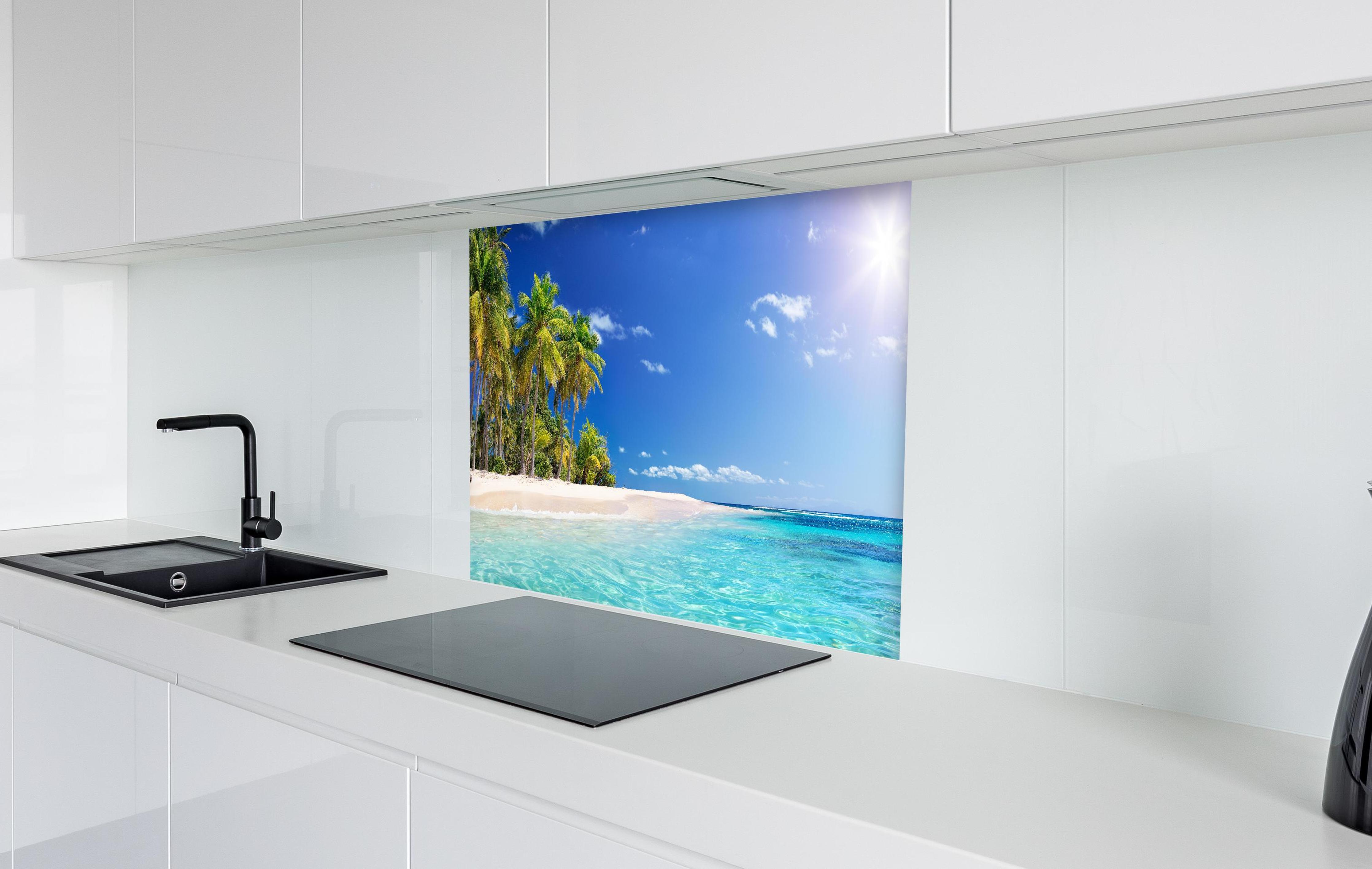 Spritzschutz - Blick auf Malediven in weißer Hochglanz-Küche hinter einem Cerankochfeld